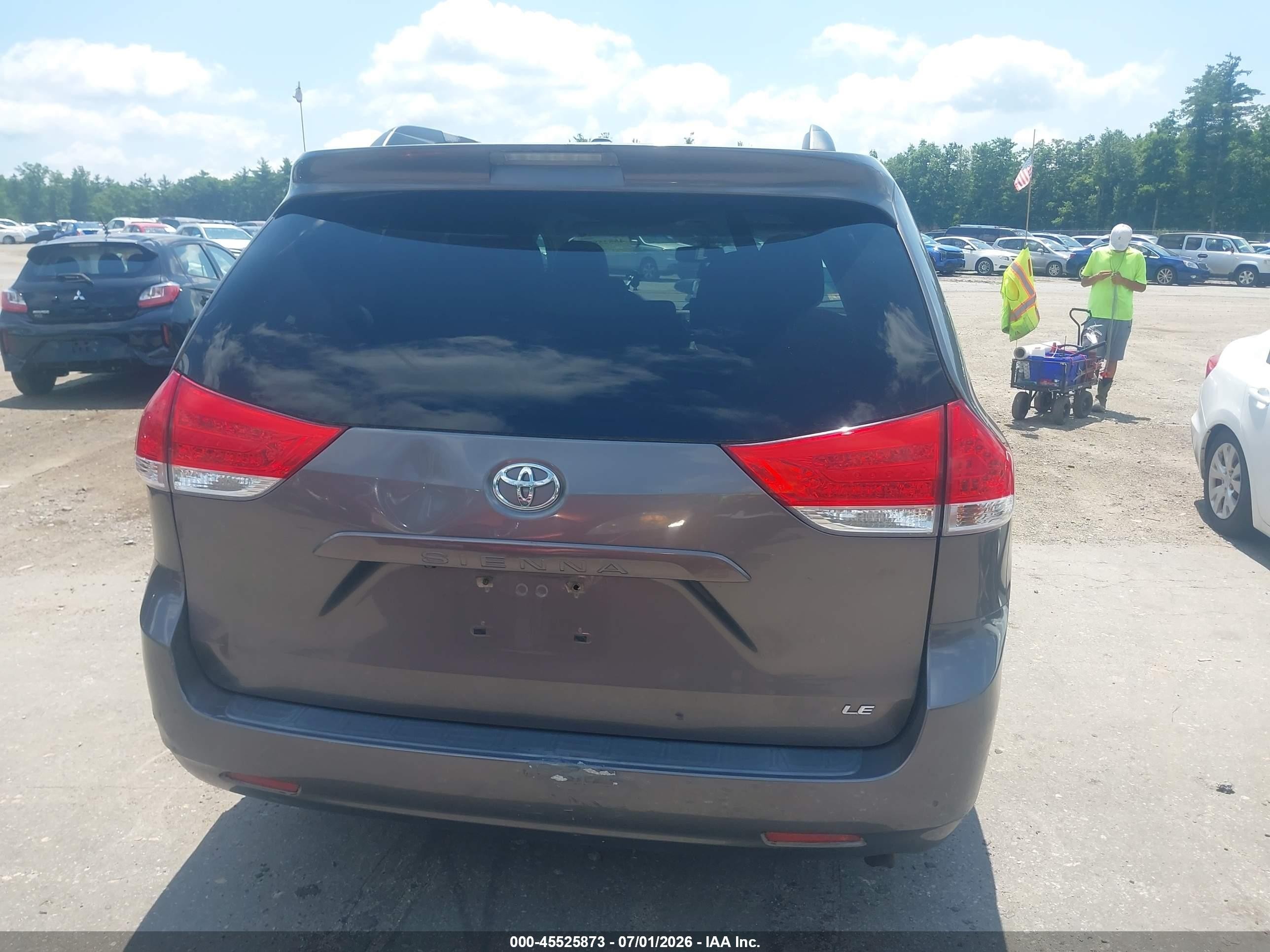 2011 Toyota Sienna Le V6 Gray vin: 5TDKK3DC2BS130824