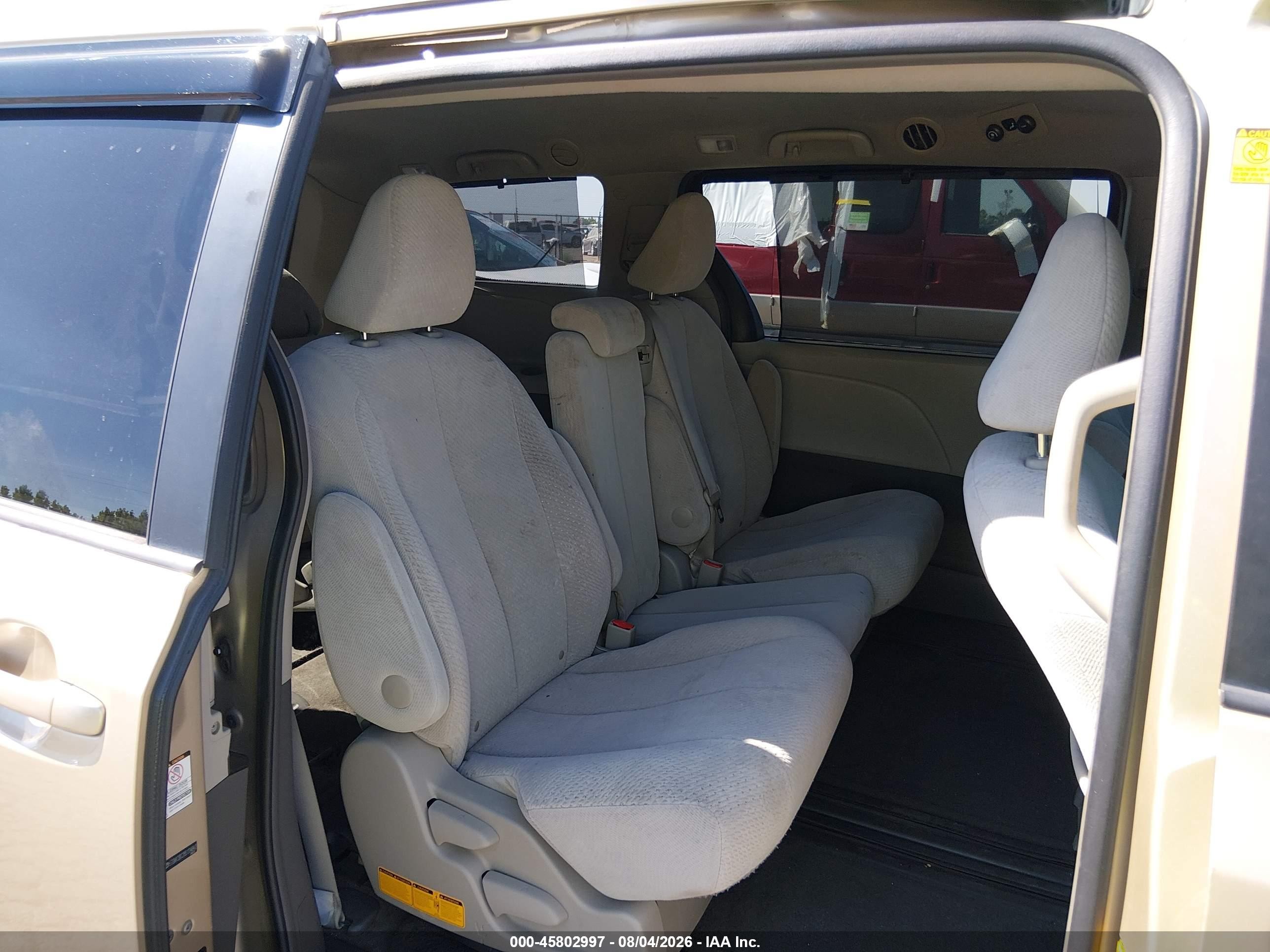 2011 Toyota Sienna Le V6 Gold vin: 5TDKK3DC2BS134842