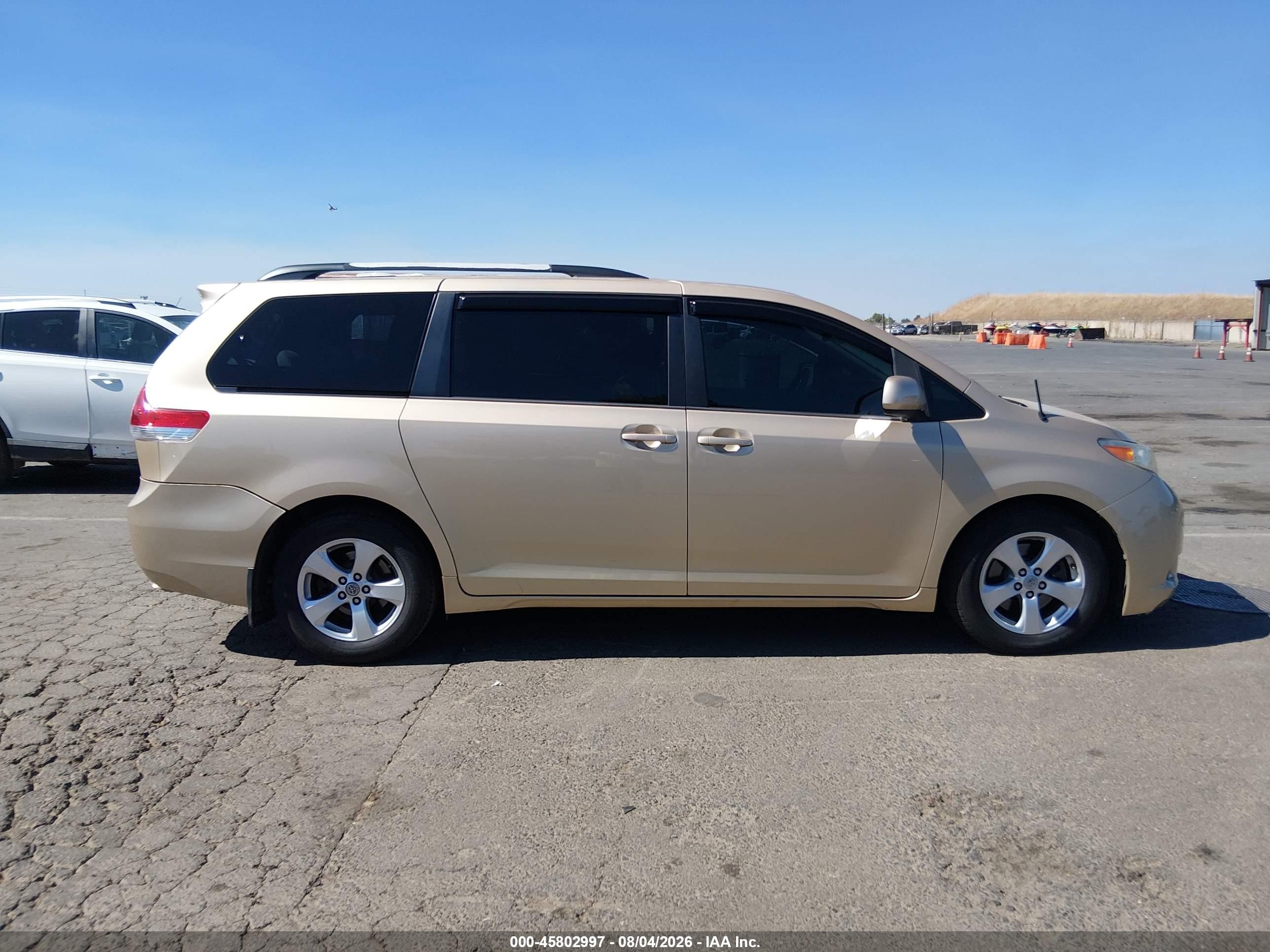 2011 Toyota Sienna Le V6 Gold vin: 5TDKK3DC2BS134842