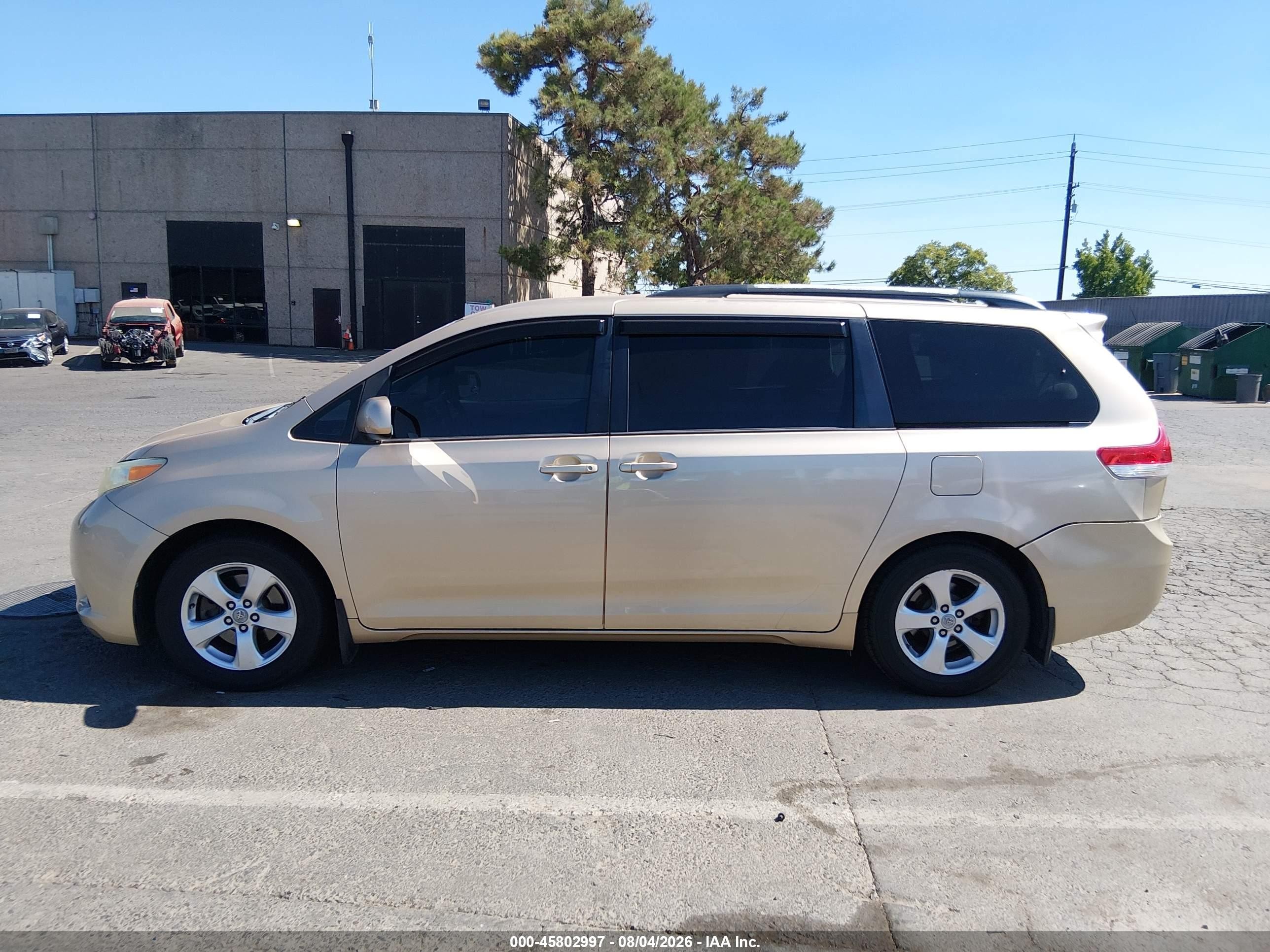 2011 Toyota Sienna Le V6 Gold vin: 5TDKK3DC2BS134842