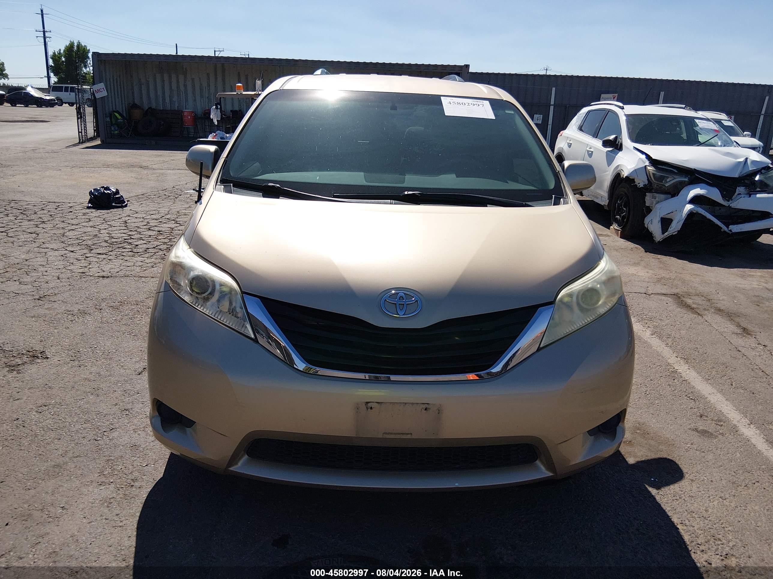 2011 Toyota Sienna Le V6 Gold vin: 5TDKK3DC2BS134842