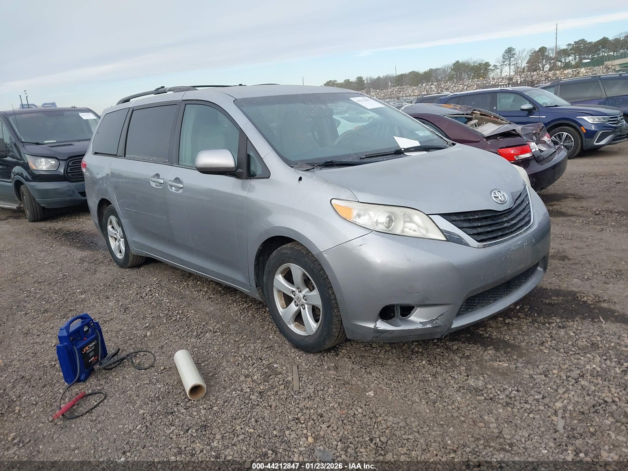 2011 Toyota Sienna Le V6 Gray vin: 5TDKK3DC2BS143203