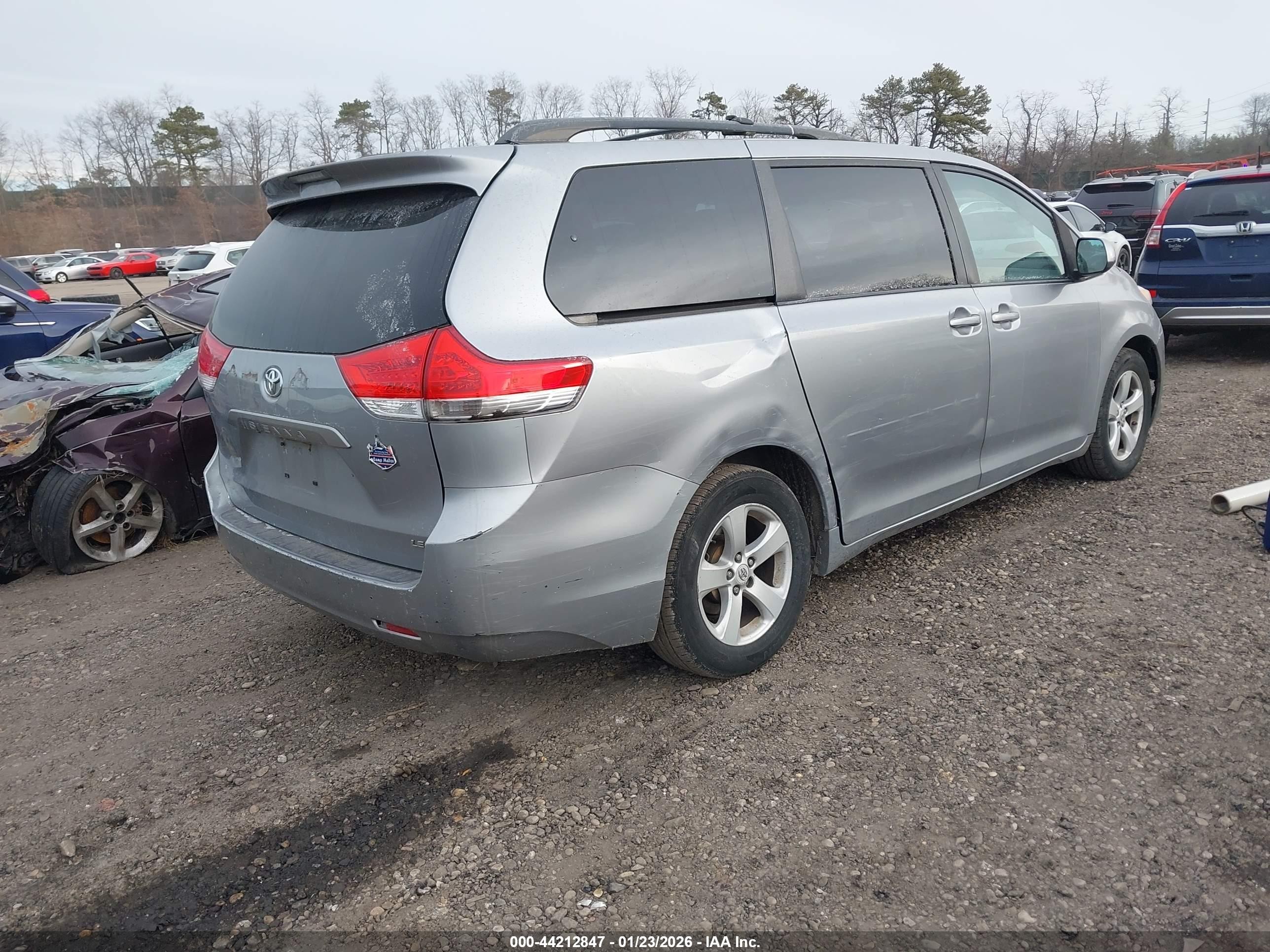 2011 Toyota Sienna Le V6 Gray vin: 5TDKK3DC2BS143203