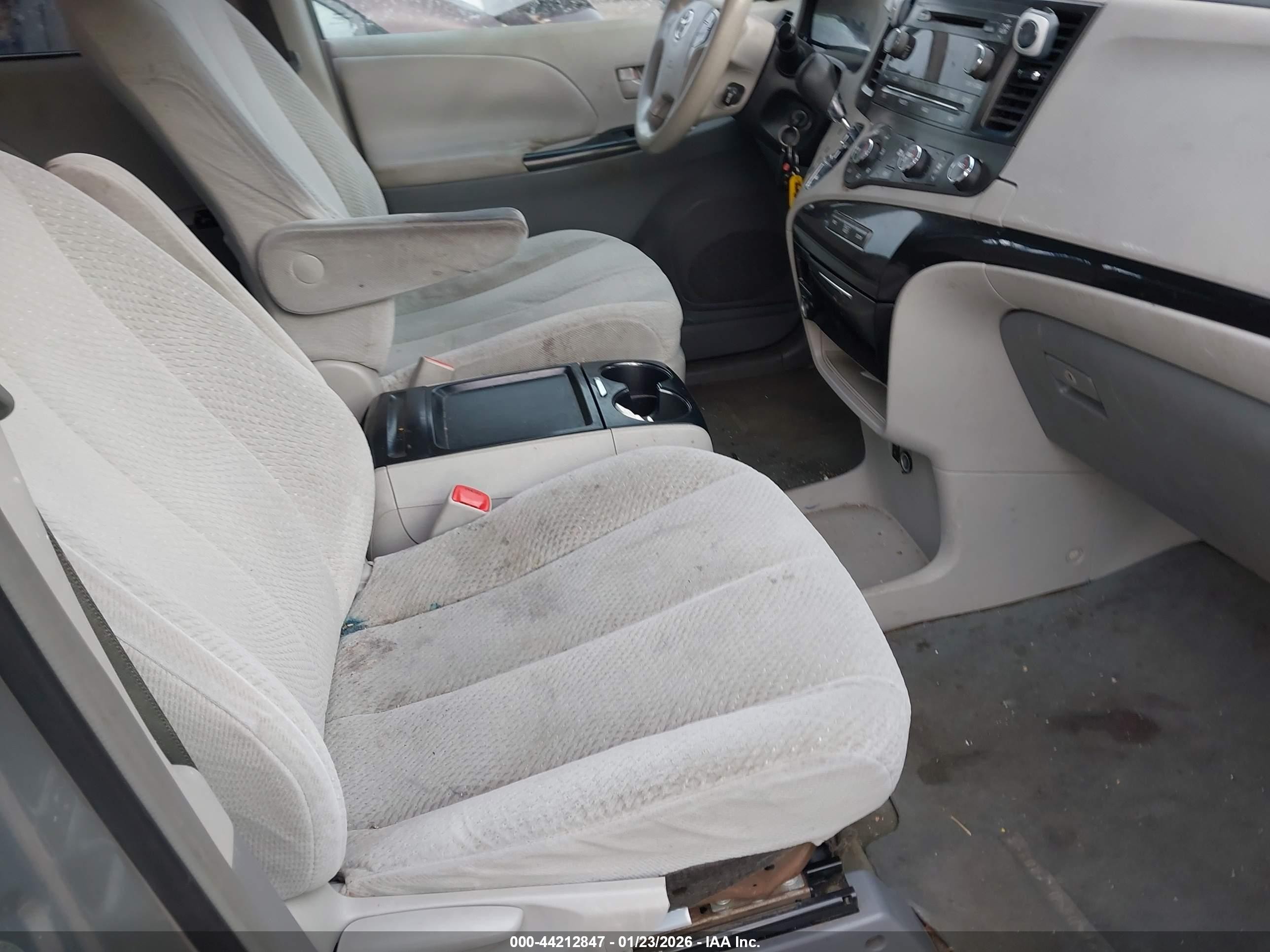 2011 Toyota Sienna Le V6 Gray vin: 5TDKK3DC2BS143203