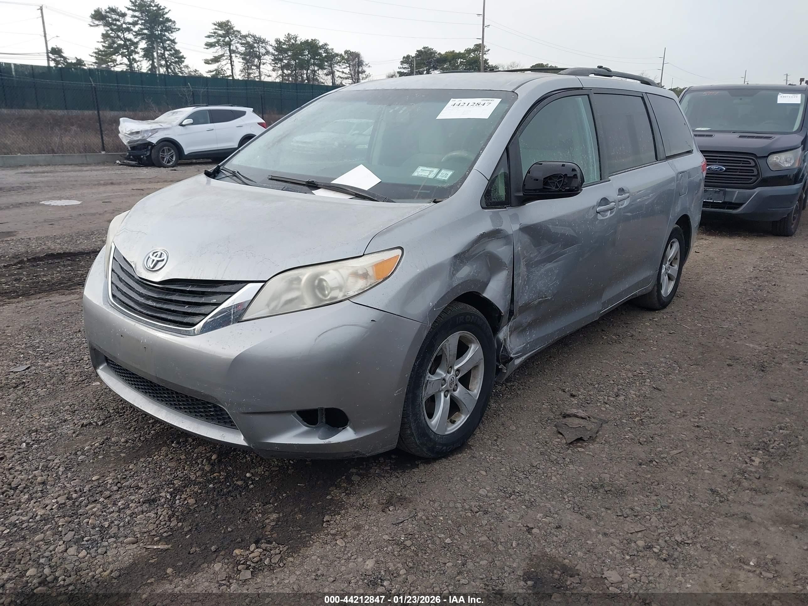 2011 Toyota Sienna Le V6 Gray vin: 5TDKK3DC2BS143203