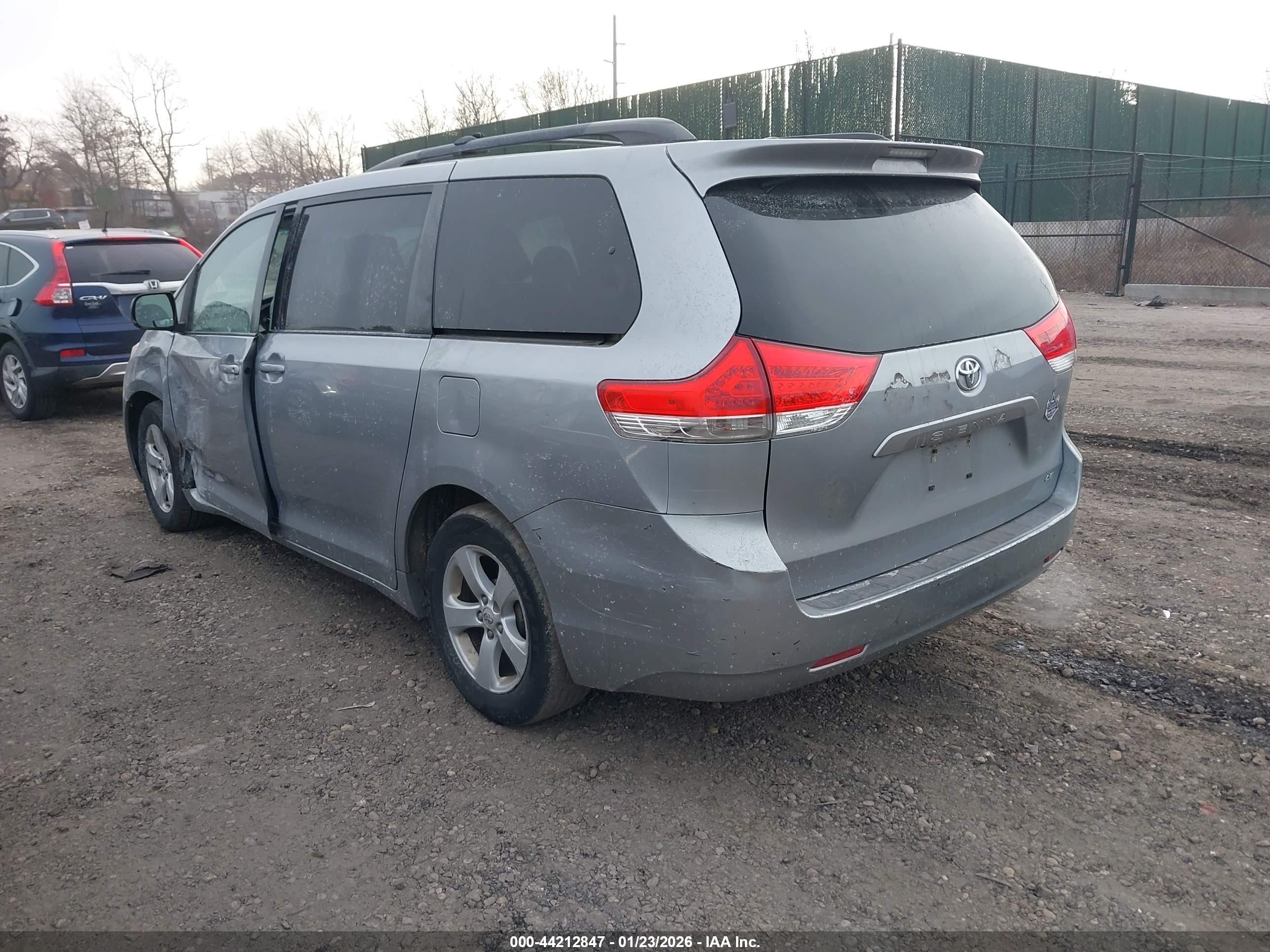 2011 Toyota Sienna Le V6 Gray vin: 5TDKK3DC2BS143203
