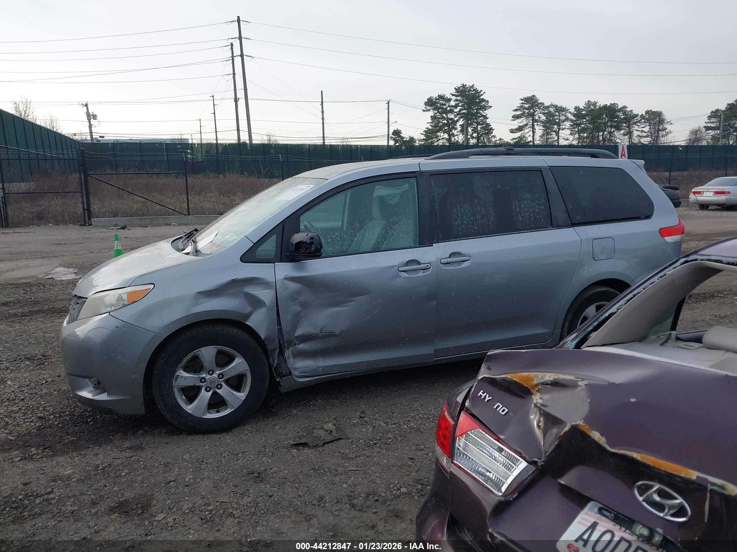 2011 Toyota Sienna Le V6 Gray vin: 5TDKK3DC2BS143203