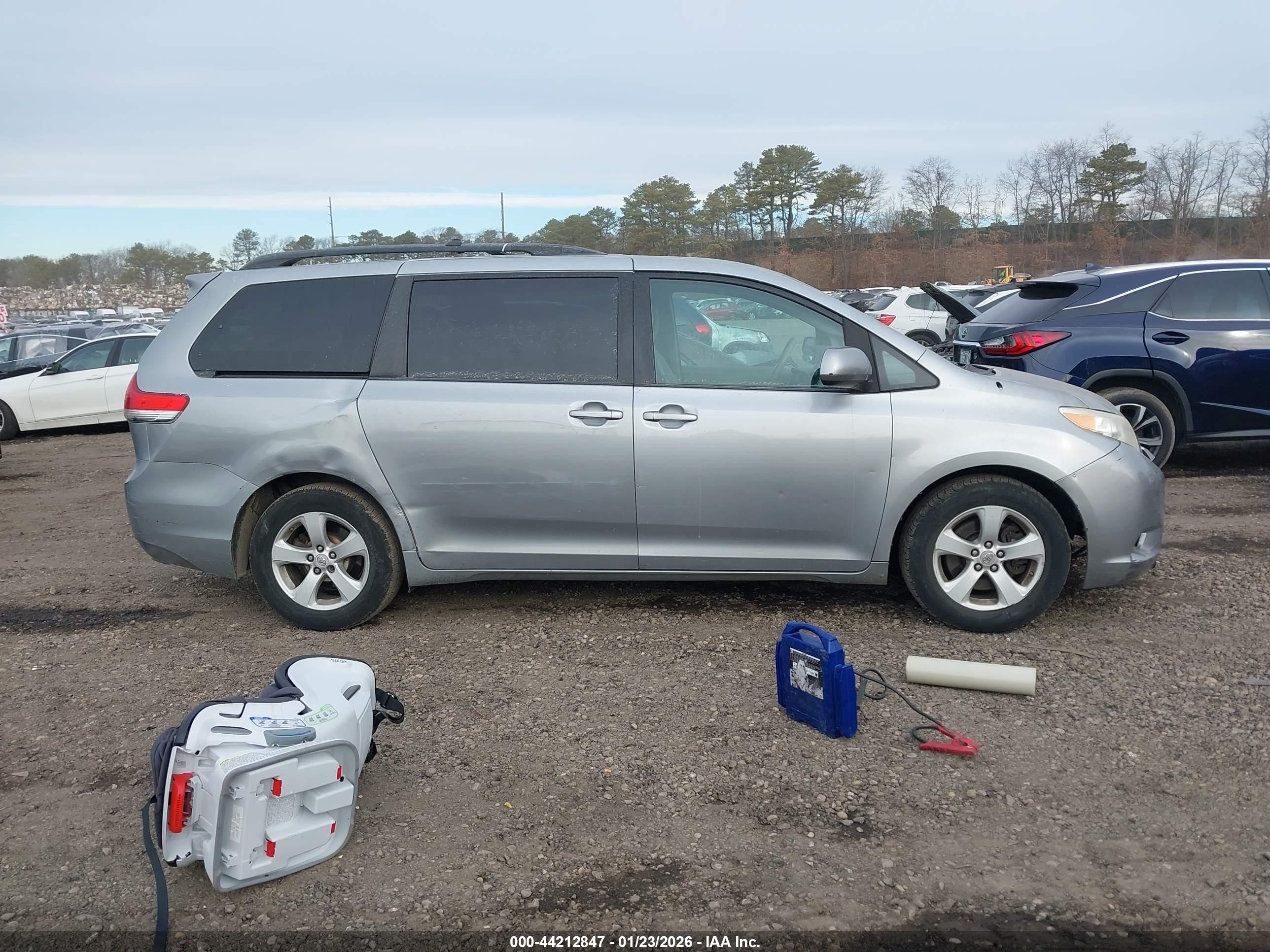 2011 Toyota Sienna Le V6 Gray vin: 5TDKK3DC2BS143203