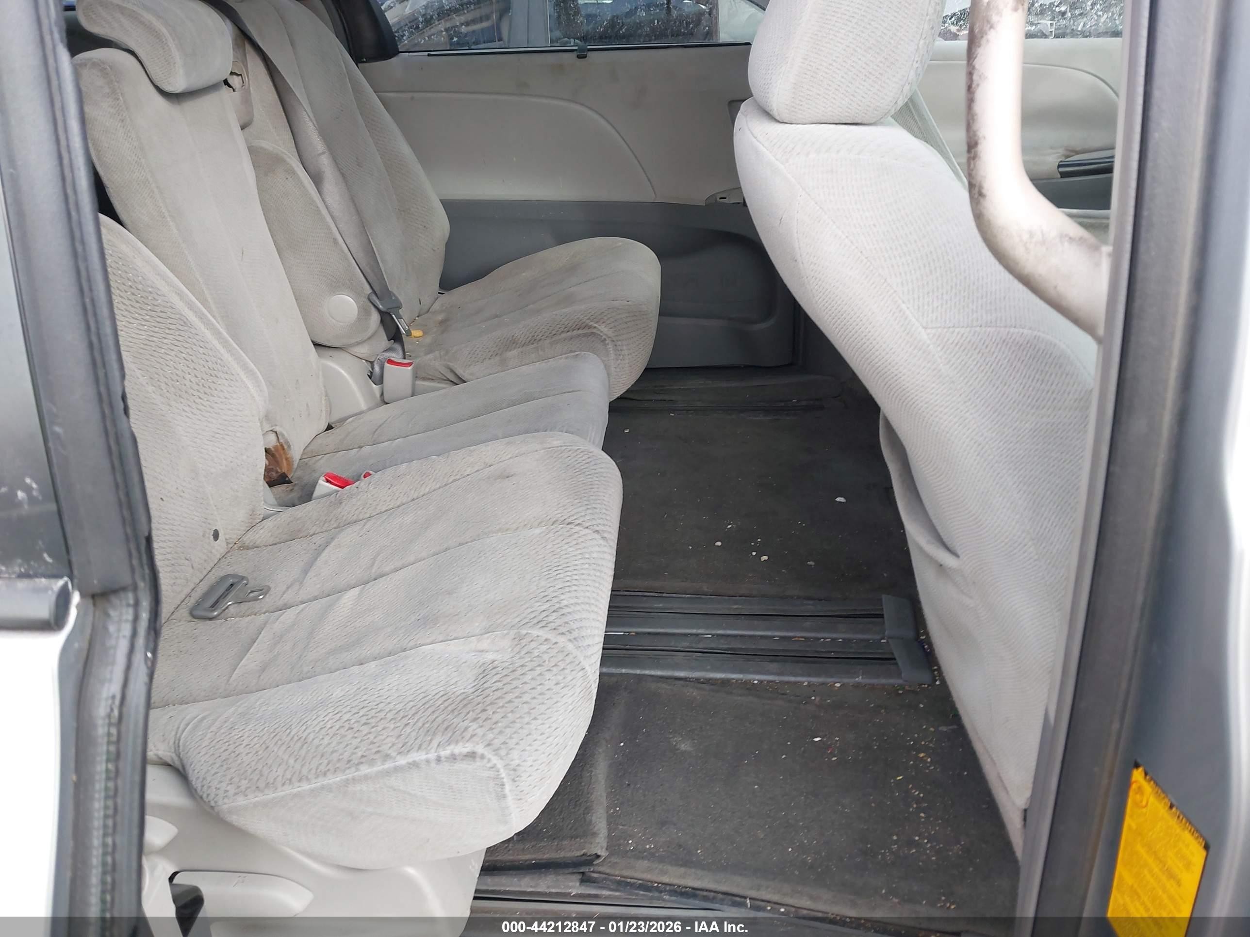 2011 Toyota Sienna Le V6 Gray vin: 5TDKK3DC2BS143203