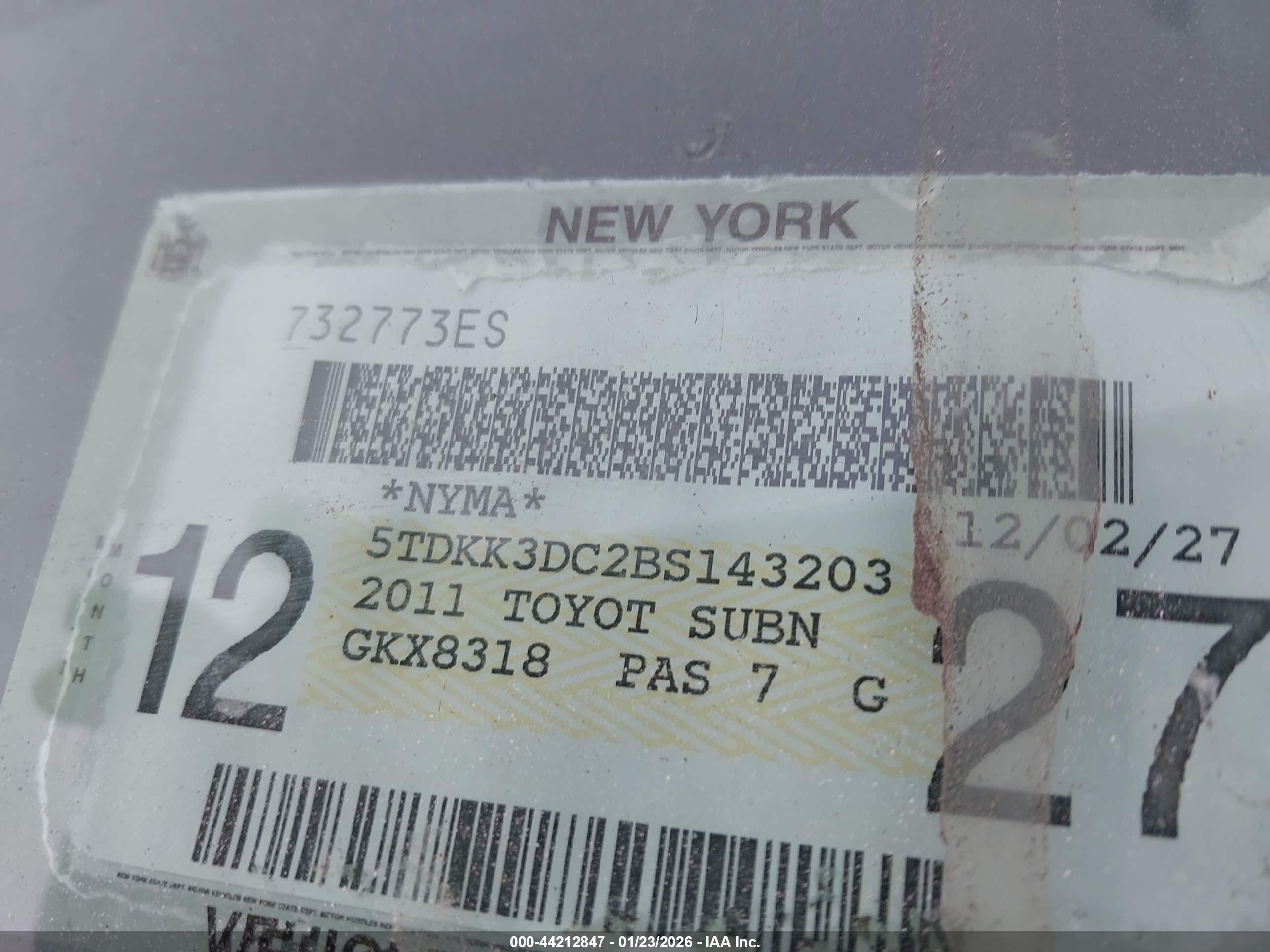 2011 Toyota Sienna Le V6 Gray vin: 5TDKK3DC2BS143203