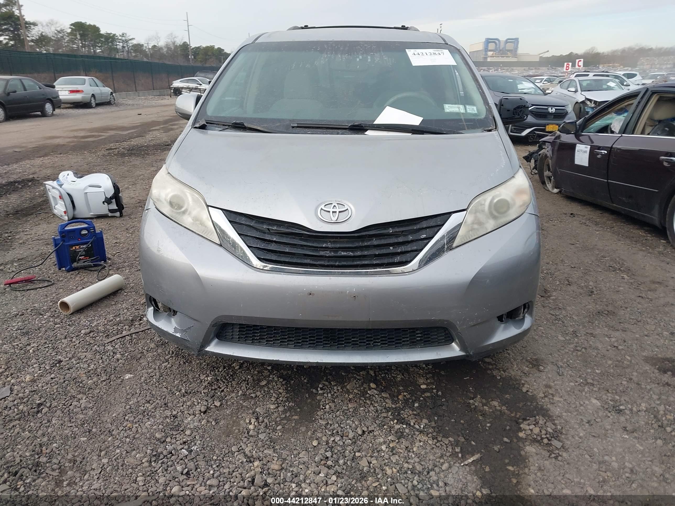 2011 Toyota Sienna Le V6 Gray vin: 5TDKK3DC2BS143203