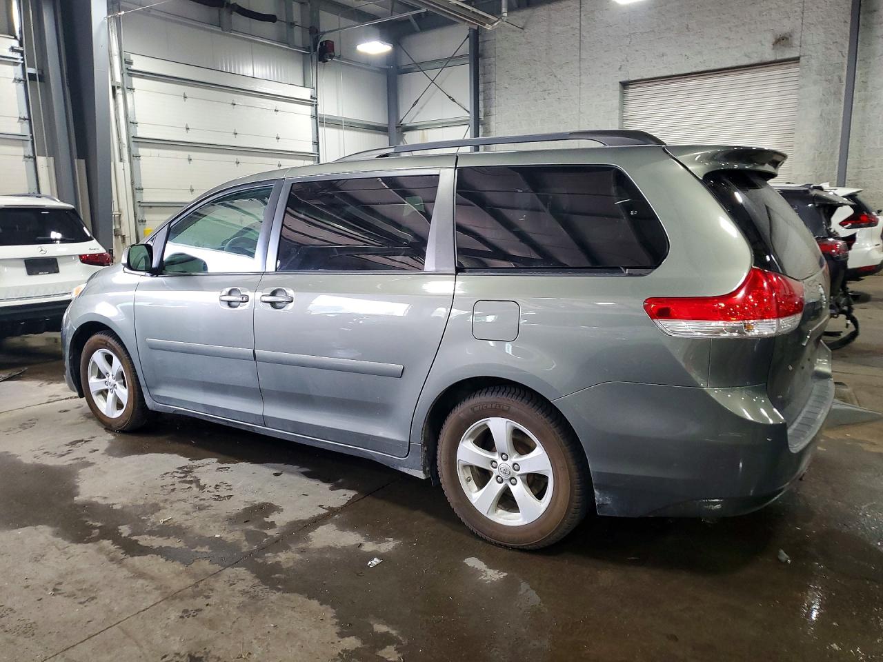 2011 Toyota Sienna Le Зеленый vin: 5TDKK3DC2BS145727