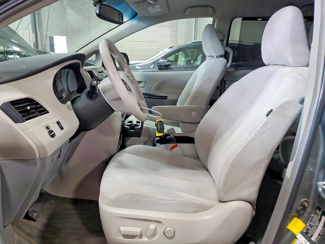 2011 Toyota Sienna Le Зеленый vin: 5TDKK3DC2BS145727