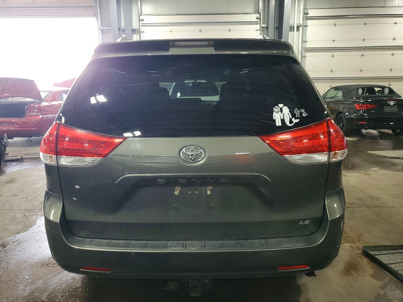 2011 Toyota Sienna Le Зеленый vin: 5TDKK3DC2BS145727