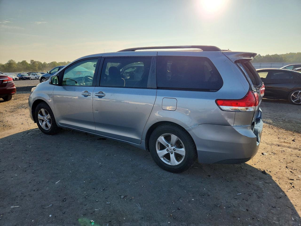 2011 Toyota Sienna Le Silver vin: 5TDKK3DC2BS148076