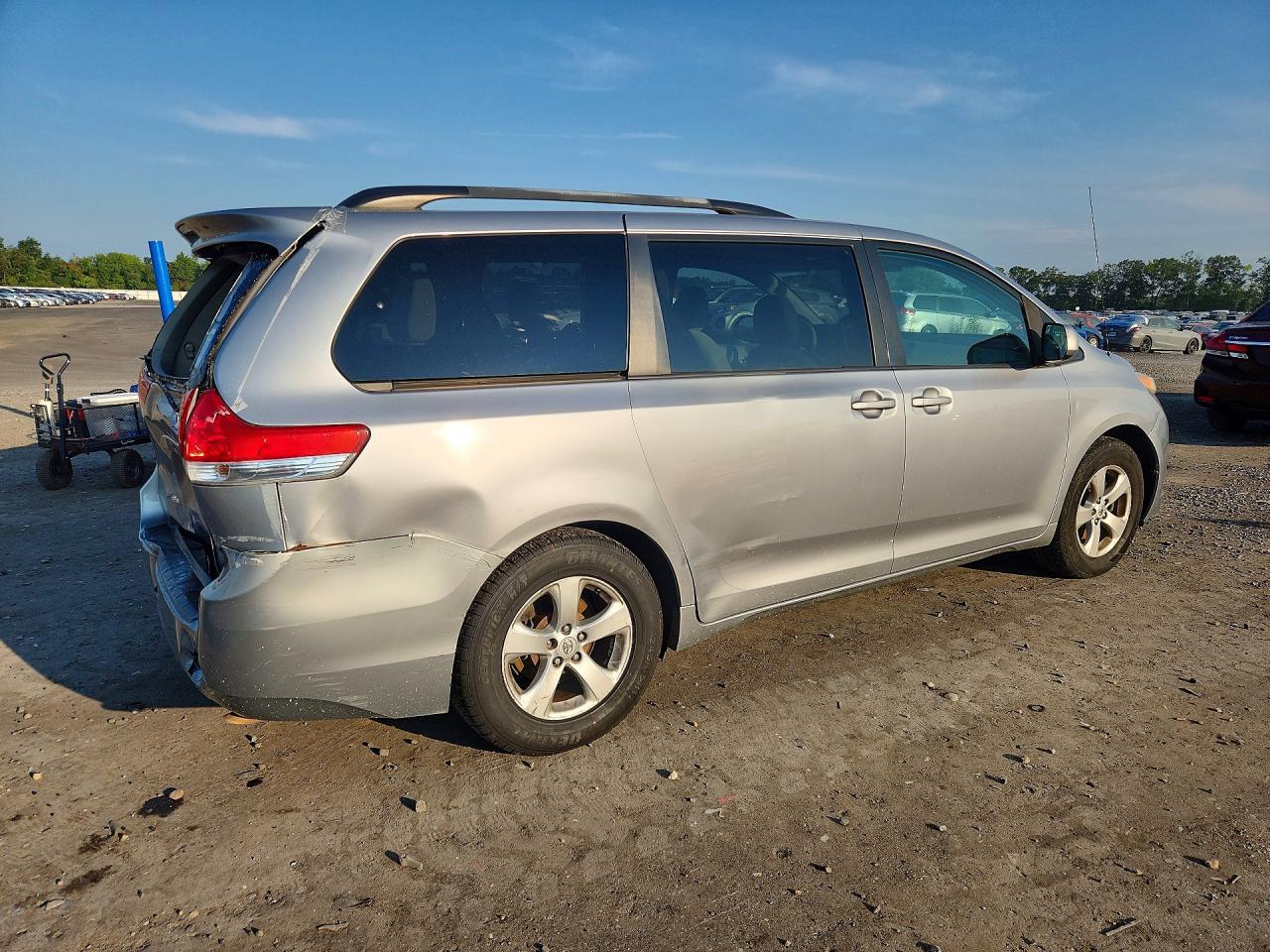 2011 Toyota Sienna Le Silver vin: 5TDKK3DC2BS148076