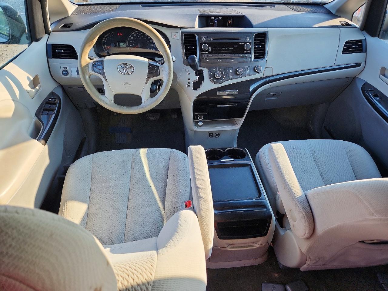 2011 Toyota Sienna Le Silver vin: 5TDKK3DC2BS148076