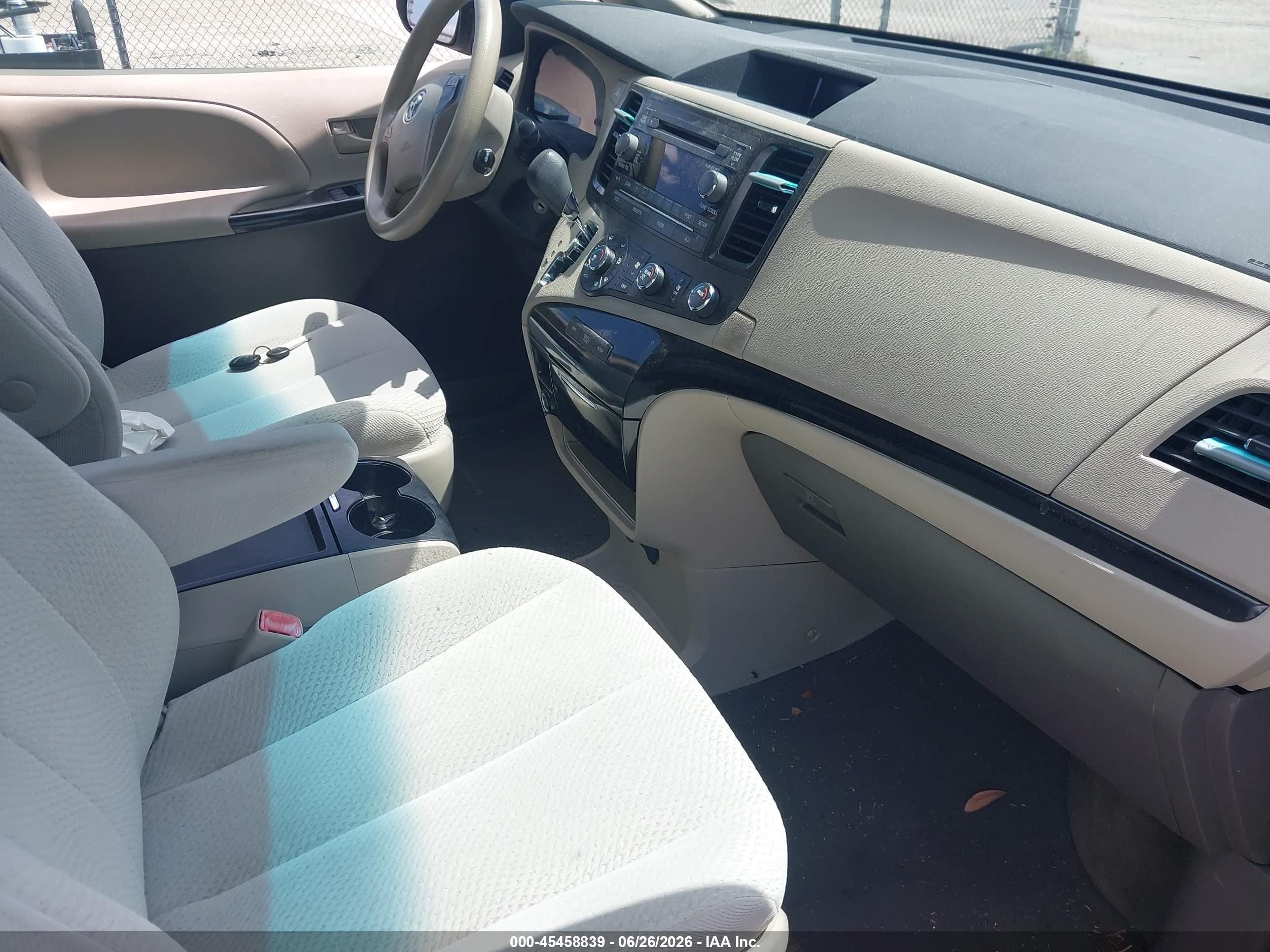 2011 Toyota Sienna Le V6 Gold vin: 5TDKK3DC2BS148871