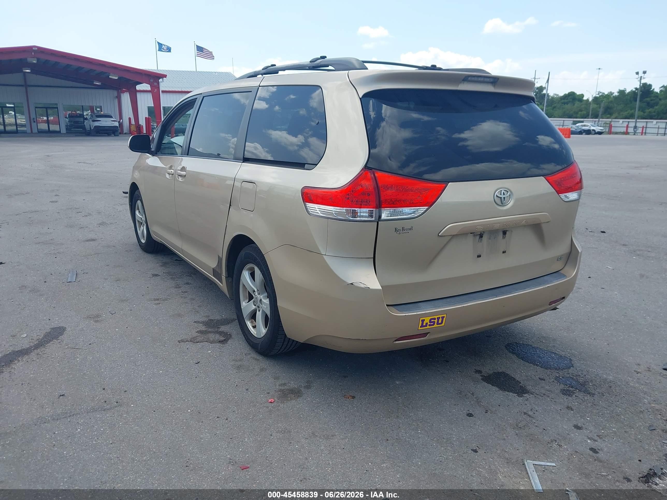2011 Toyota Sienna Le V6 Gold vin: 5TDKK3DC2BS148871