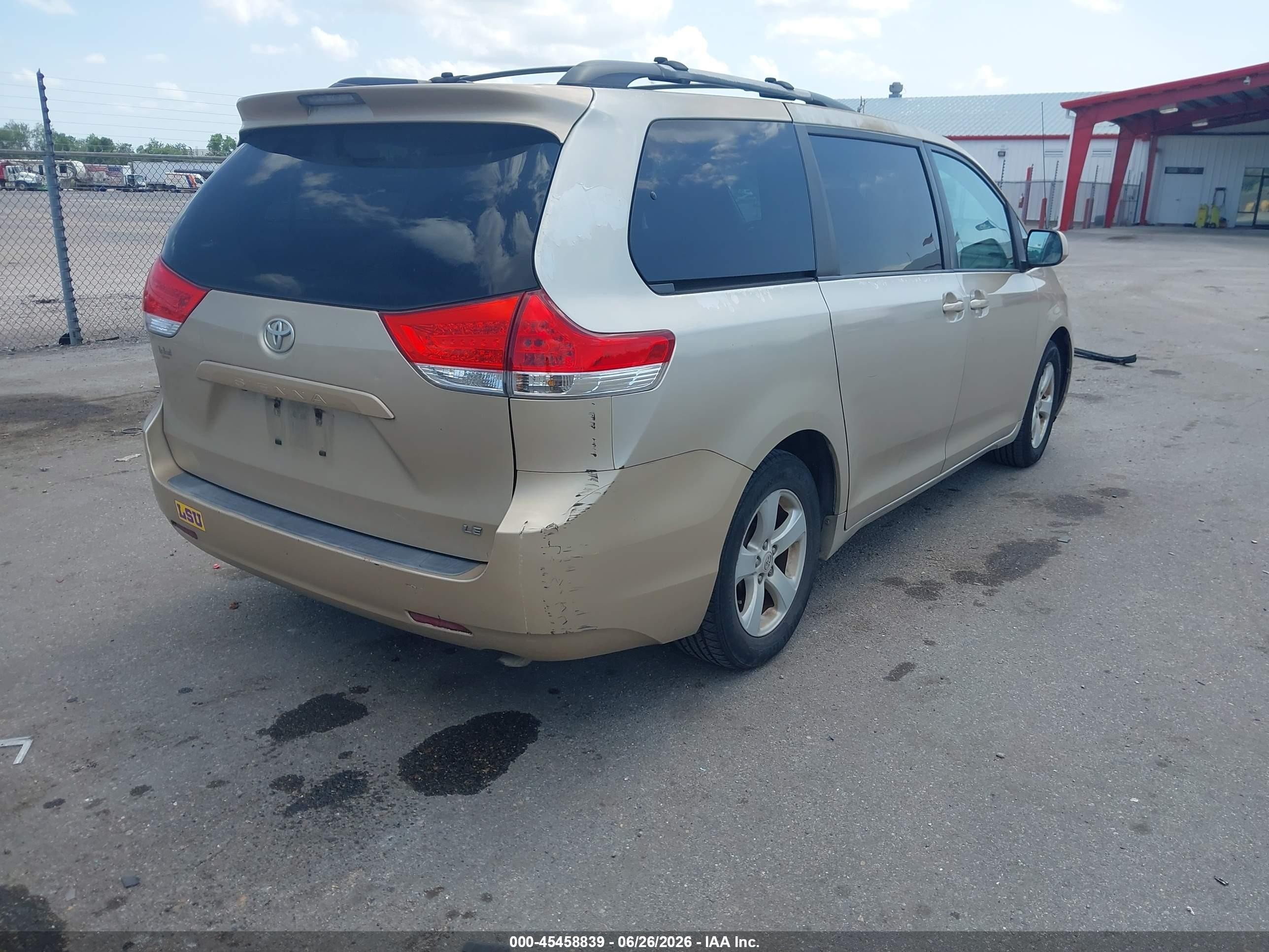 2011 Toyota Sienna Le V6 Gold vin: 5TDKK3DC2BS148871