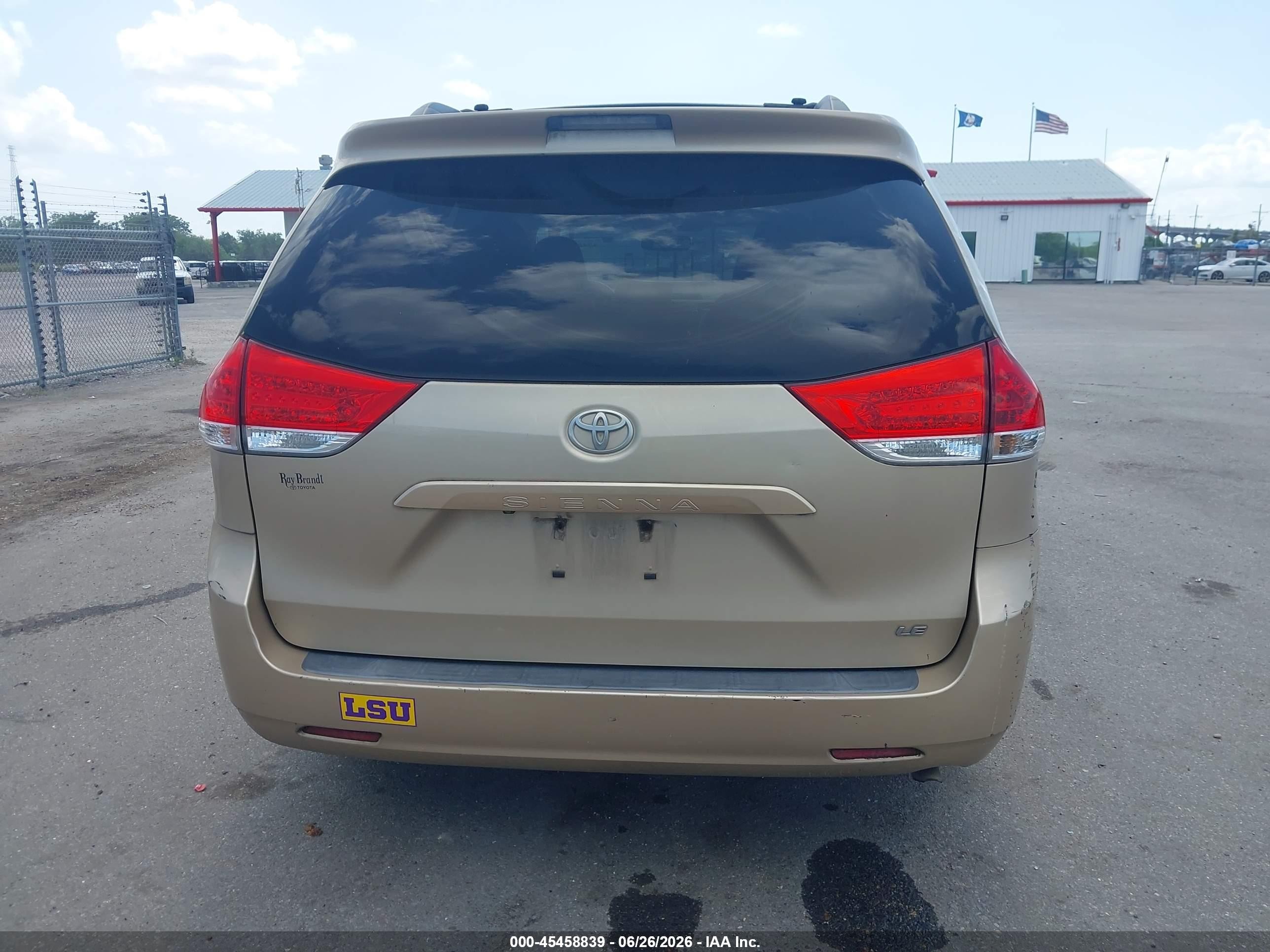 2011 Toyota Sienna Le V6 Gold vin: 5TDKK3DC2BS148871