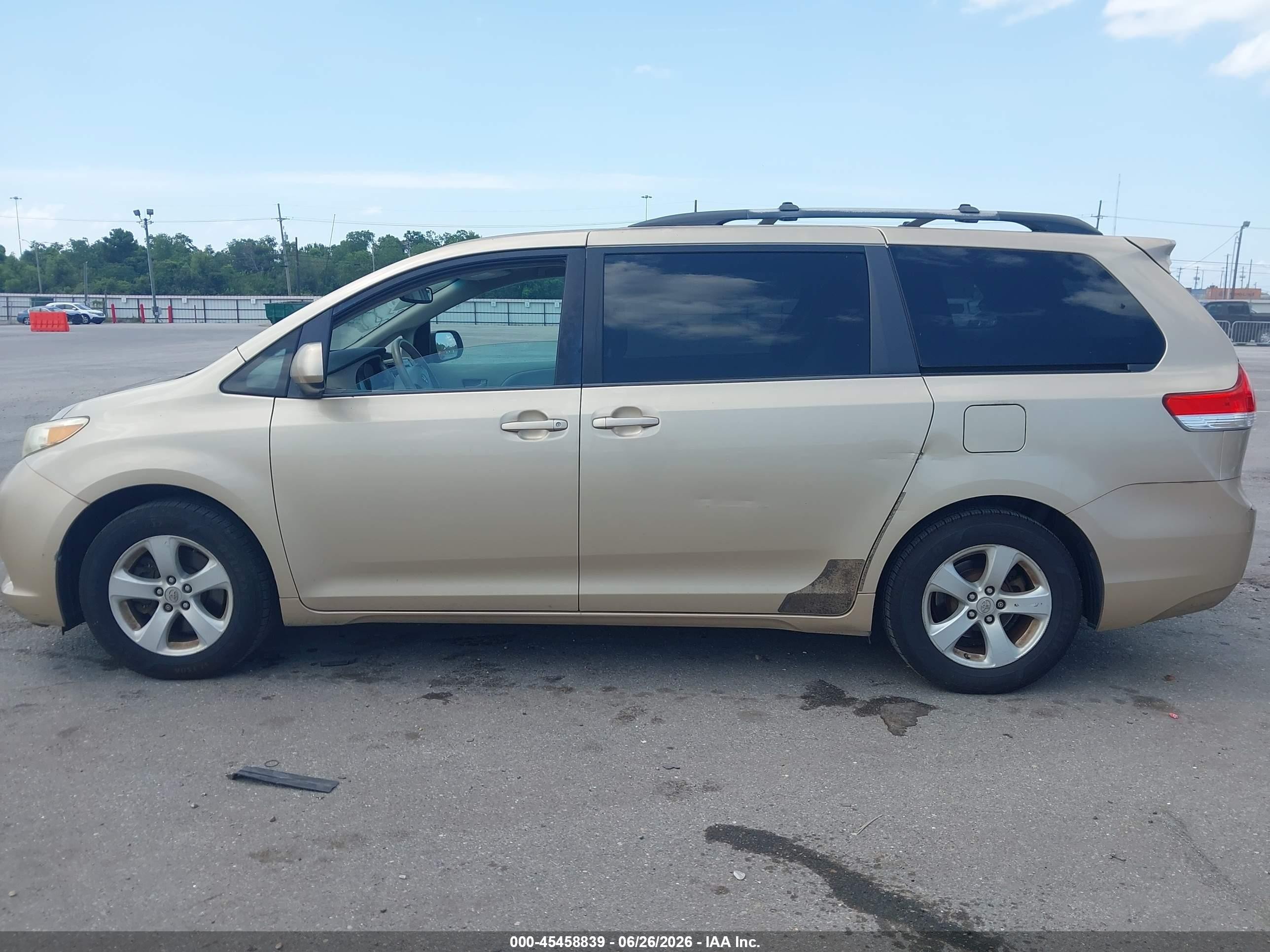 2011 Toyota Sienna Le V6 Gold vin: 5TDKK3DC2BS148871