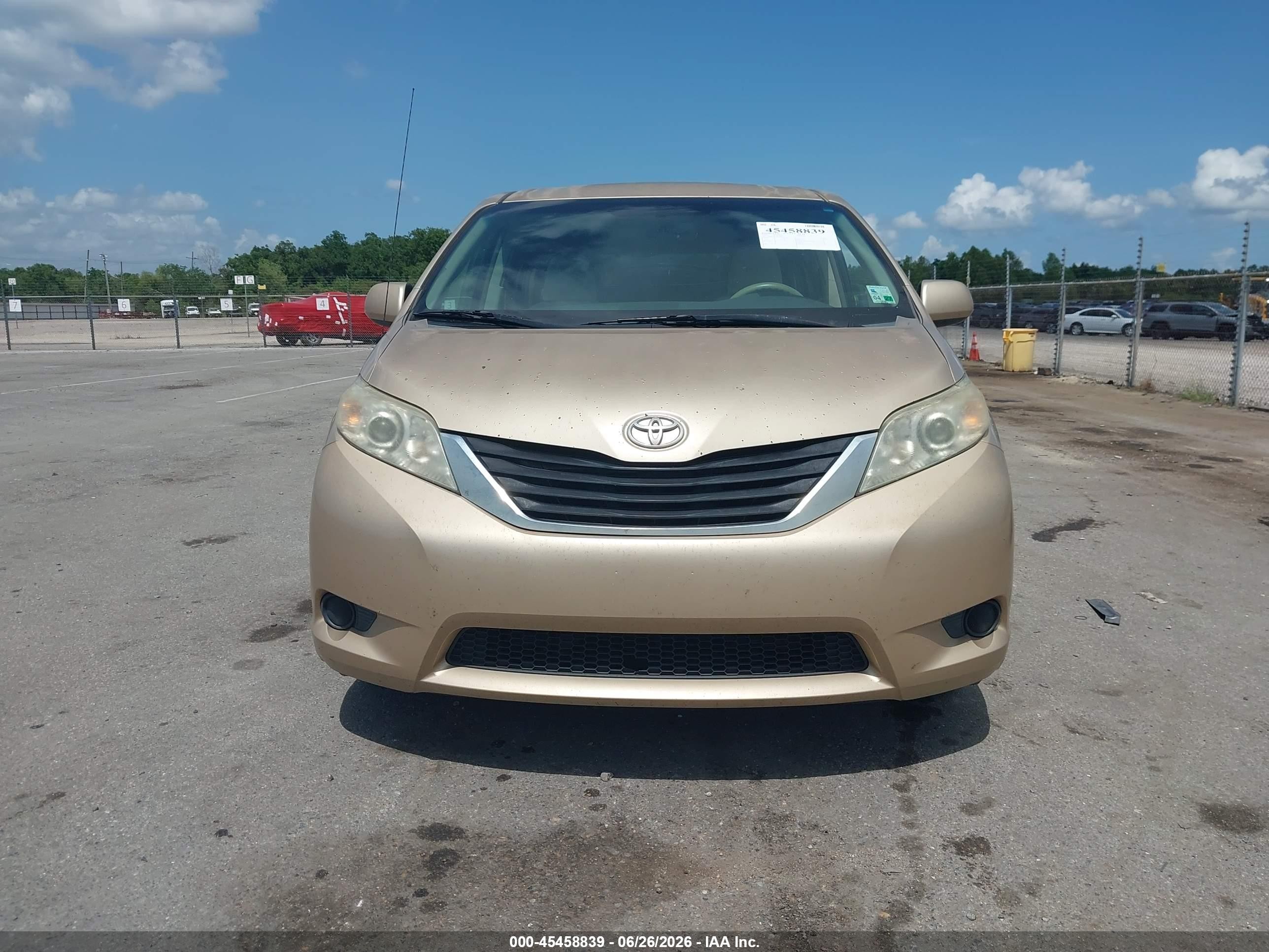 2011 Toyota Sienna Le V6 Gold vin: 5TDKK3DC2BS148871