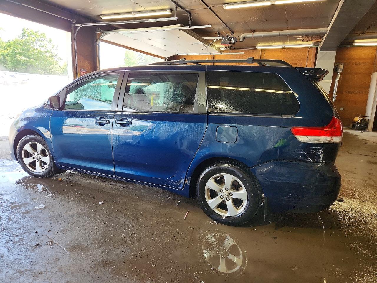 2011 Toyota Sienna Le Синий vin: 5TDKK3DC2BS152533