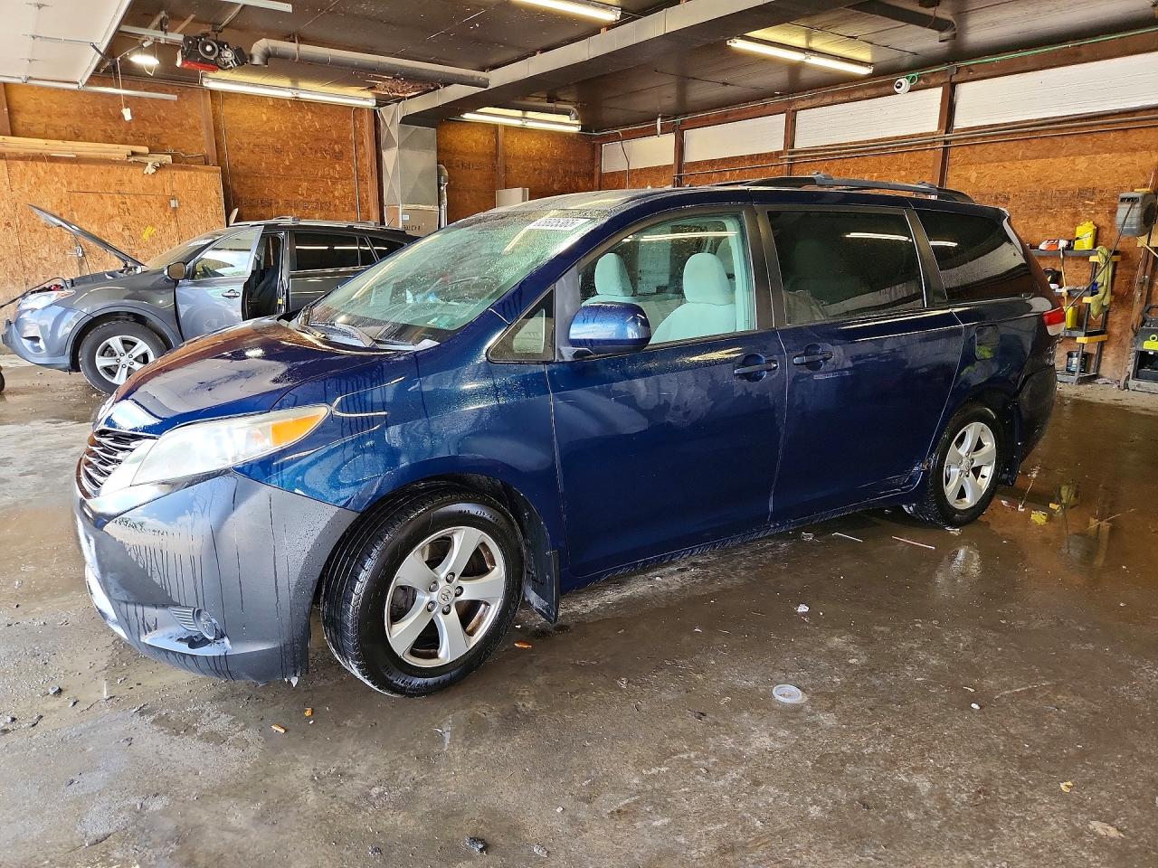 2011 Toyota Sienna Le Синий vin: 5TDKK3DC2BS152533