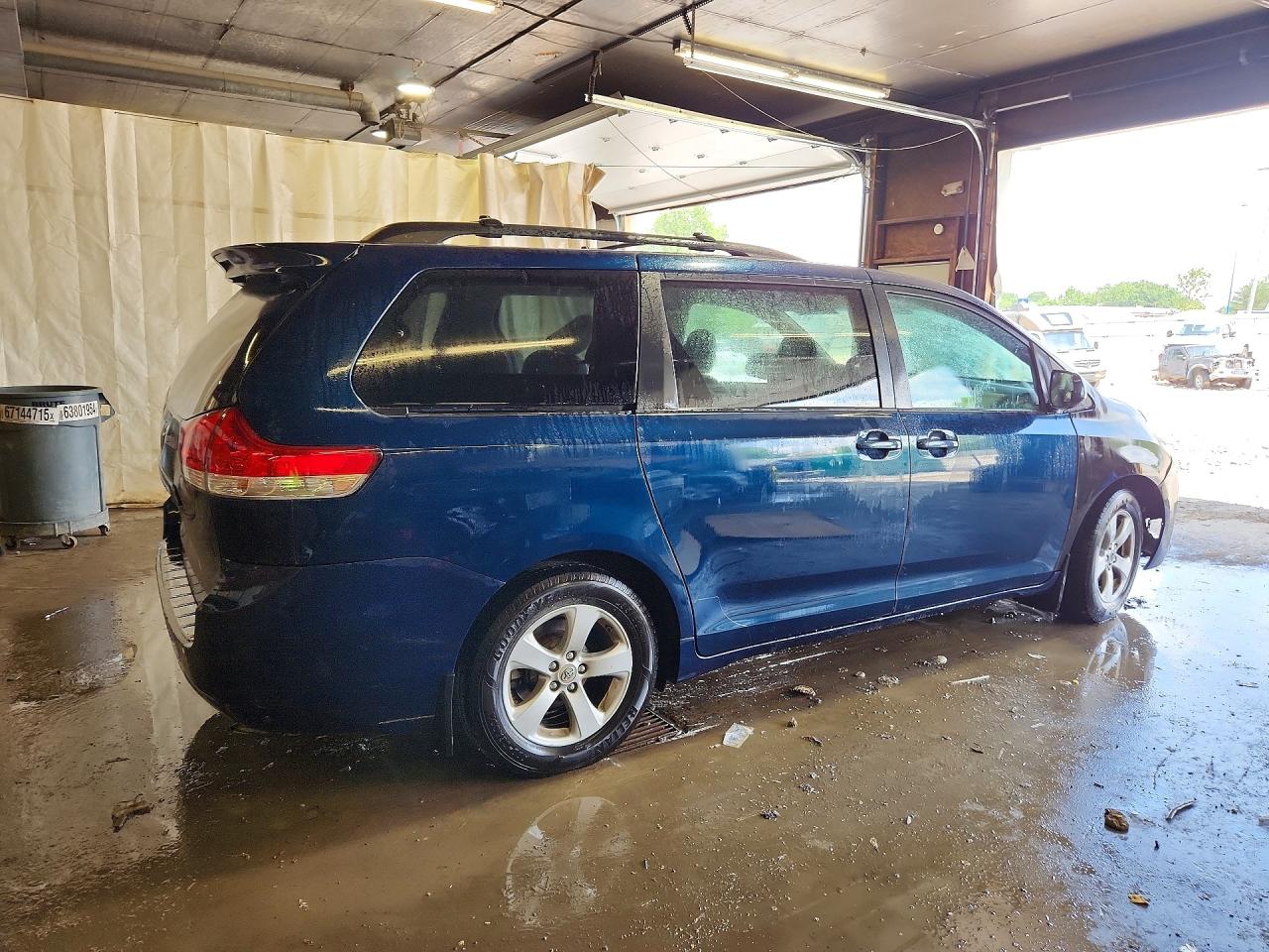 2011 Toyota Sienna Le Синий vin: 5TDKK3DC2BS152533