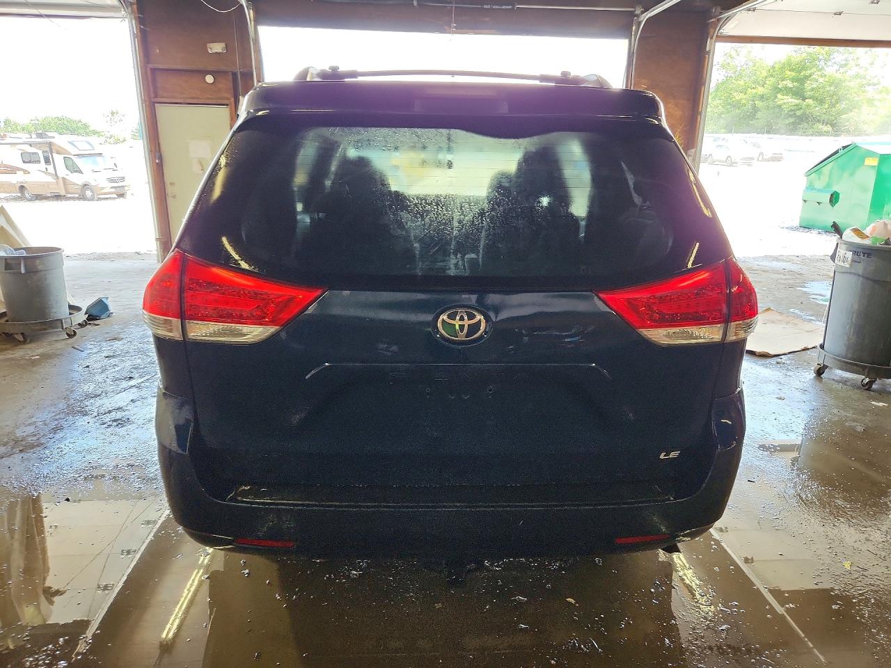2011 Toyota Sienna Le Синий vin: 5TDKK3DC2BS152533