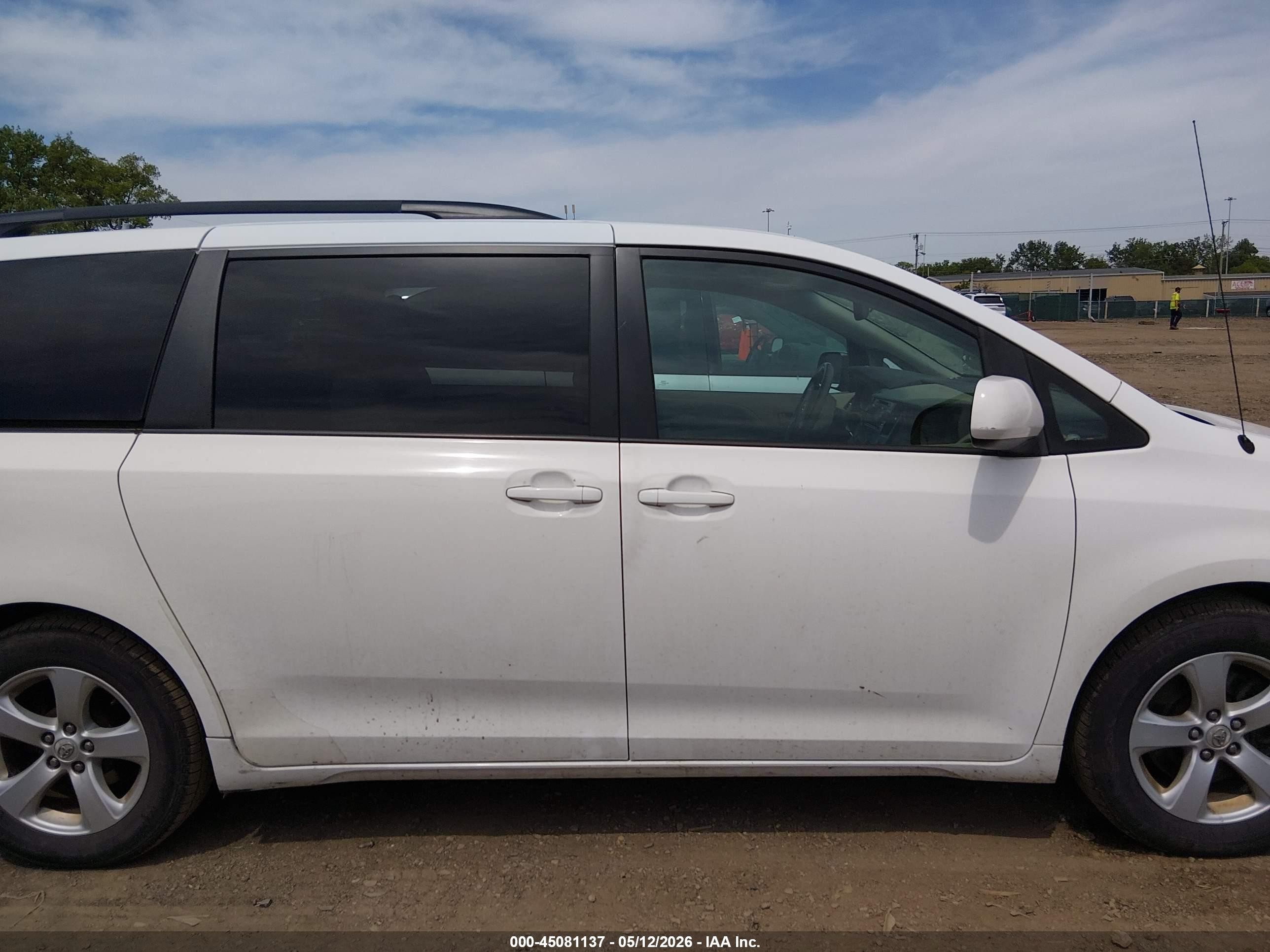 2011 Toyota Sienna Le V6 Белый vin: 5TDKK3DC2BS161801