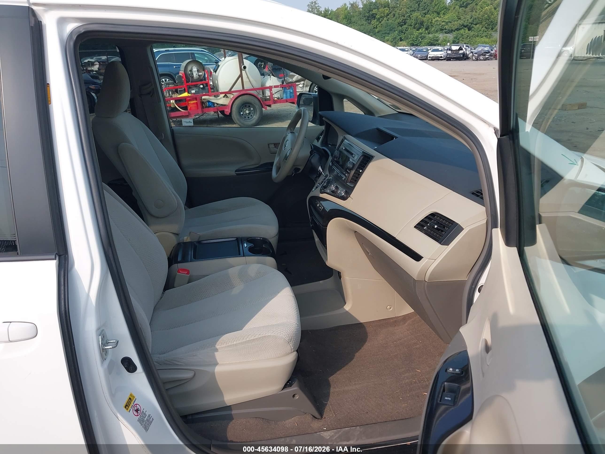 2011 Toyota Sienna Le V6 White vin: 5TDKK3DC2BS162124
