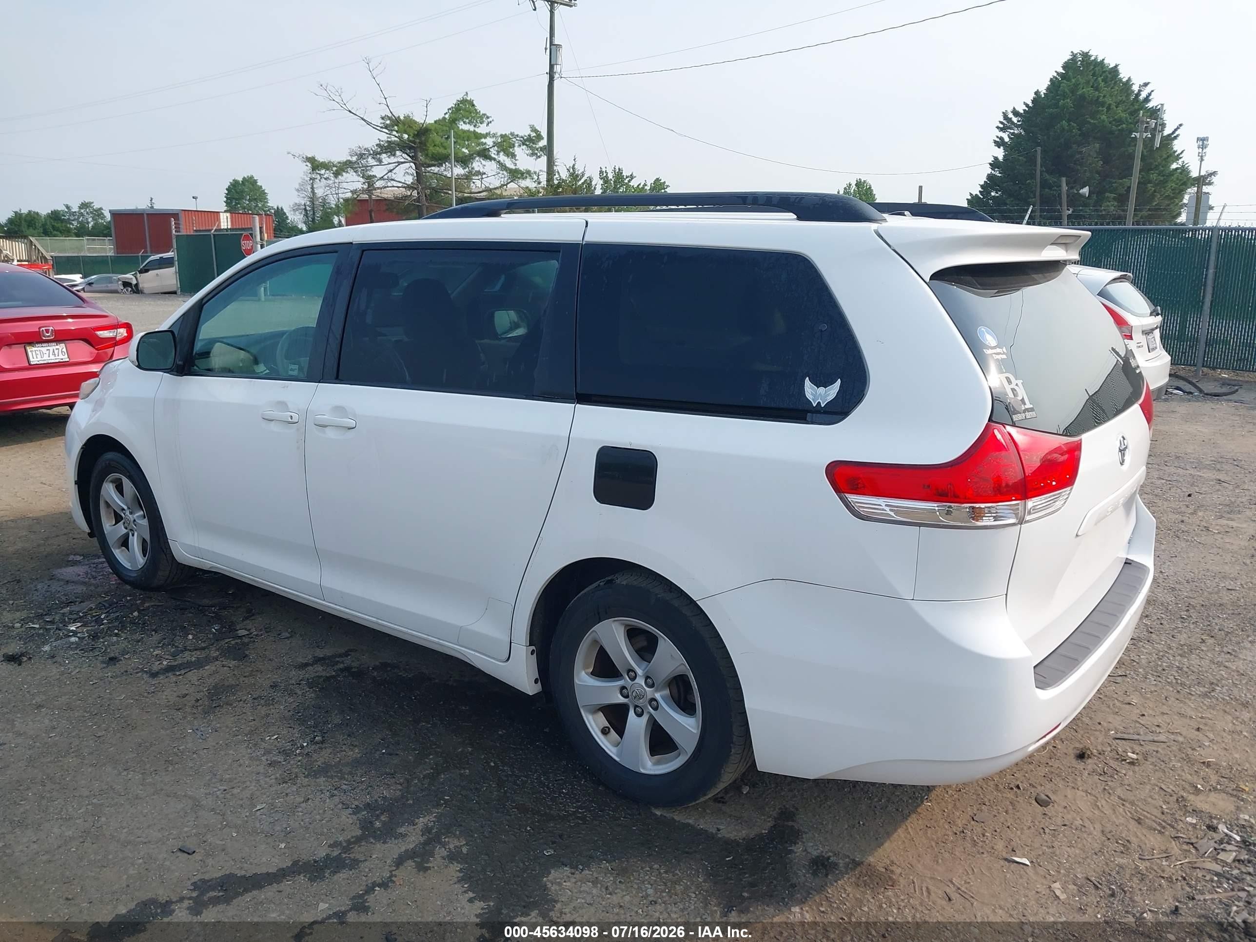 2011 Toyota Sienna Le V6 White vin: 5TDKK3DC2BS162124