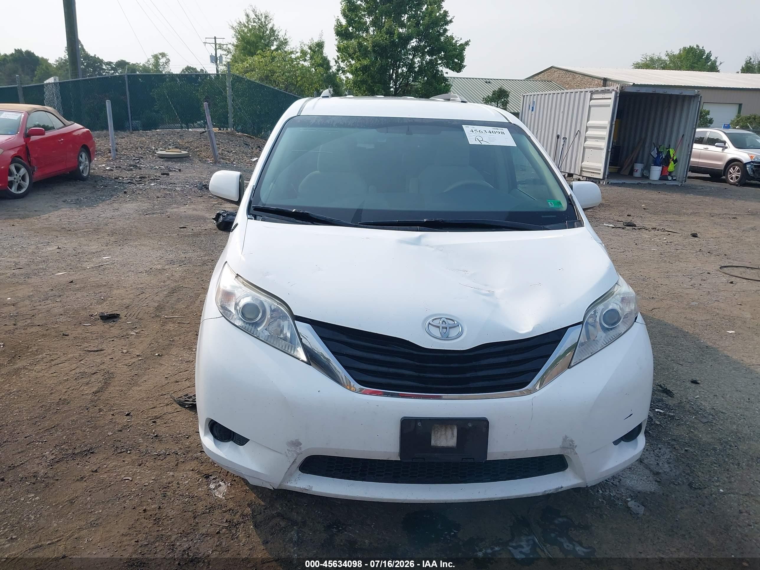 2011 Toyota Sienna Le V6 White vin: 5TDKK3DC2BS162124