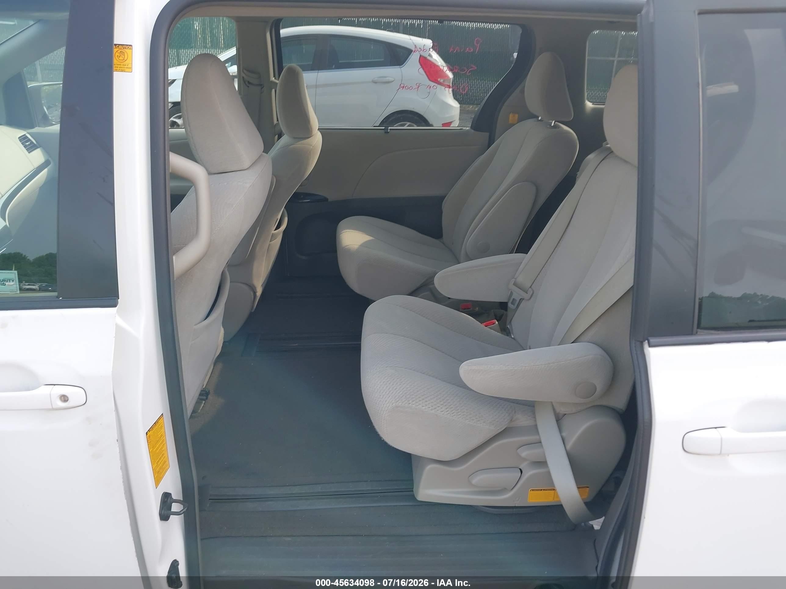 2011 Toyota Sienna Le V6 White vin: 5TDKK3DC2BS162124