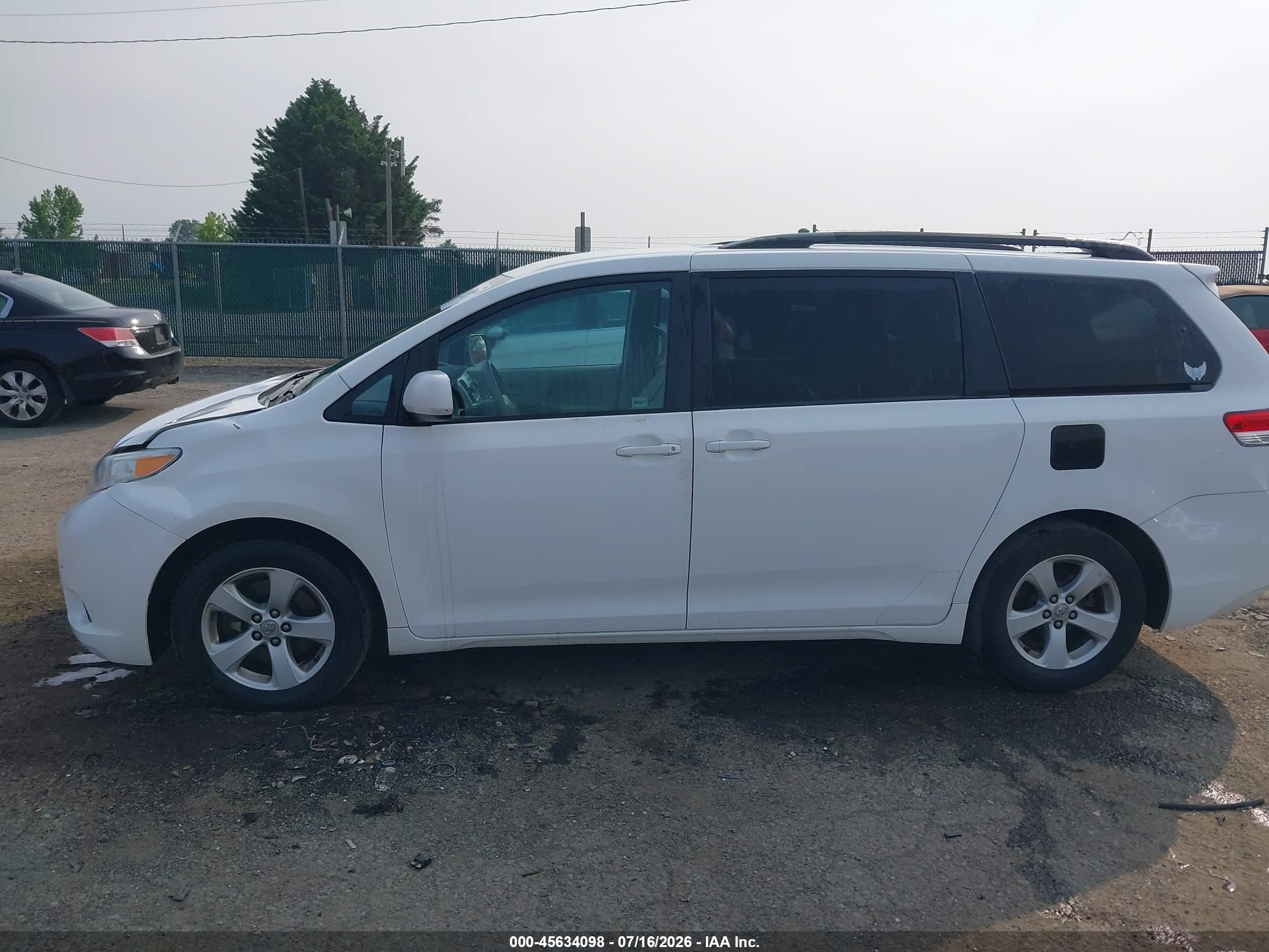 2011 Toyota Sienna Le V6 White vin: 5TDKK3DC2BS162124