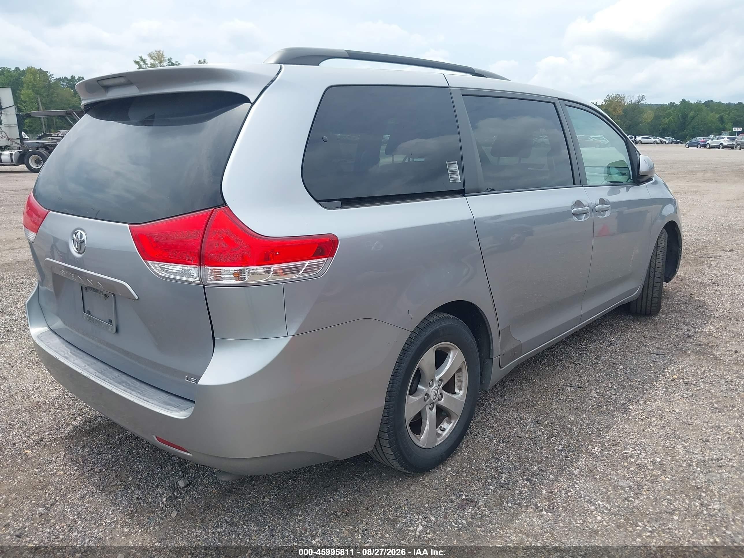 2012 Toyota Sienna Le V6 8 Passenger Silver vin: 5TDKK3DC2CS179751