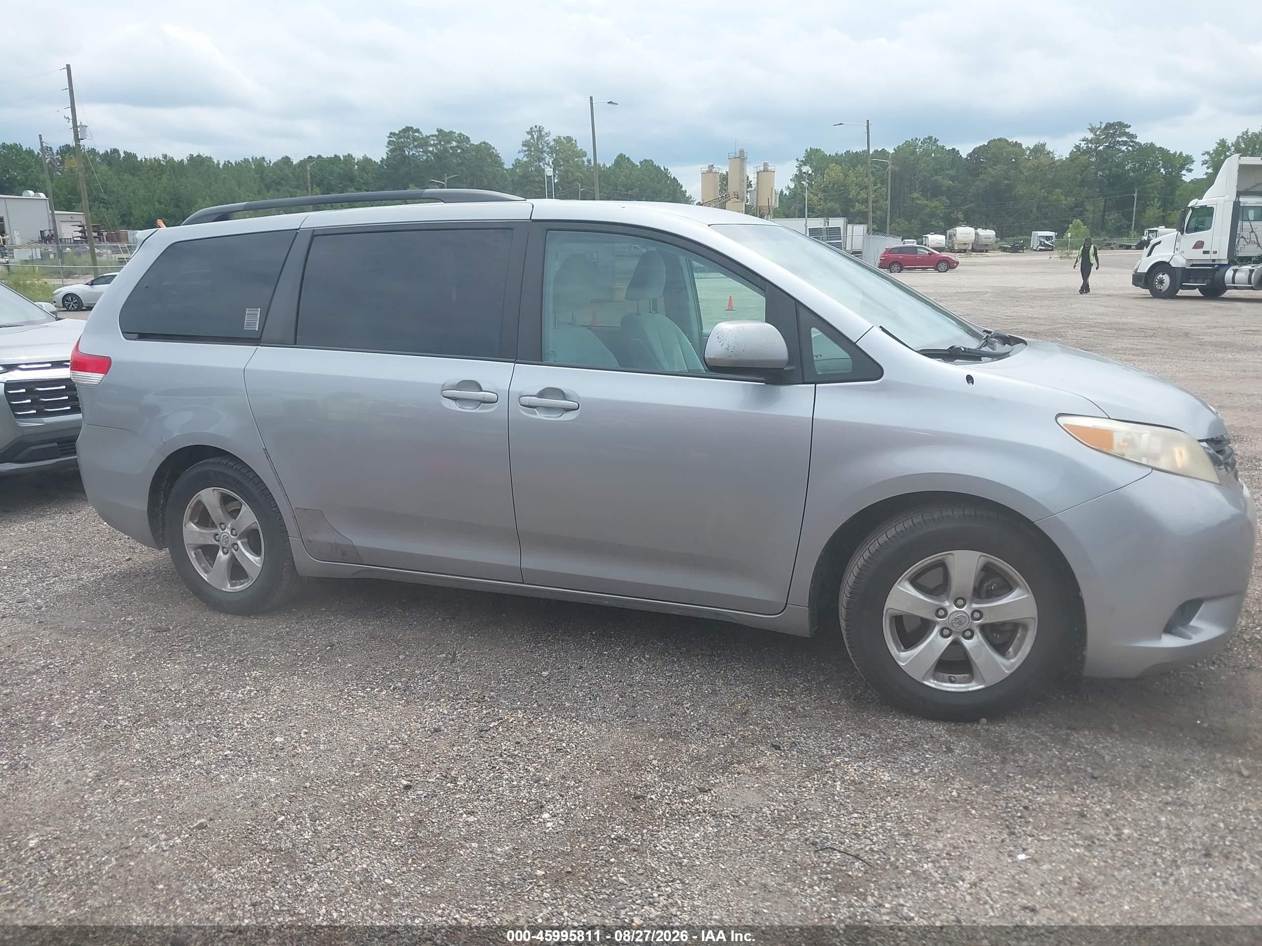 2012 Toyota Sienna Le V6 8 Passenger Silver vin: 5TDKK3DC2CS179751