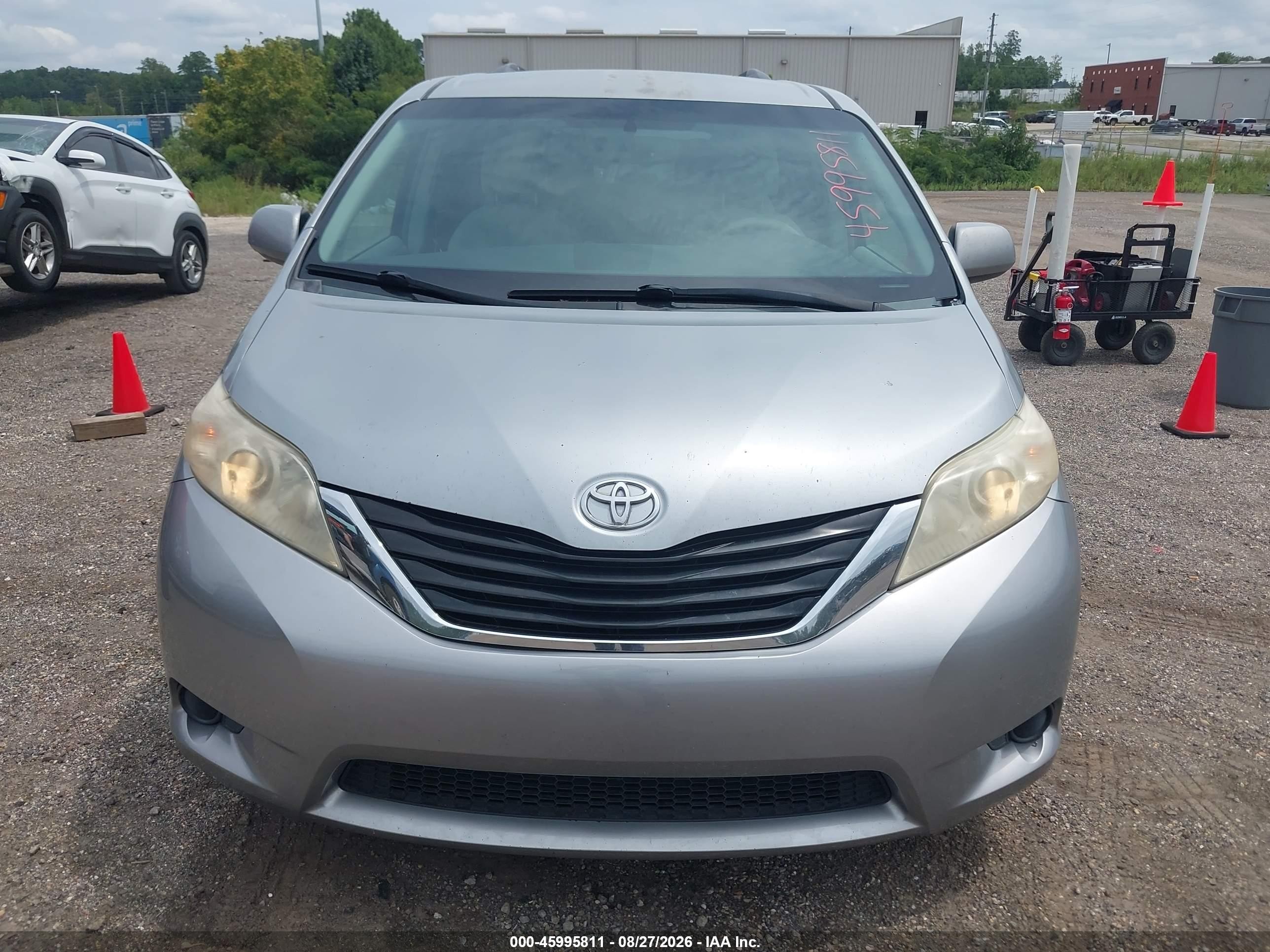 2012 Toyota Sienna Le V6 8 Passenger Silver vin: 5TDKK3DC2CS179751