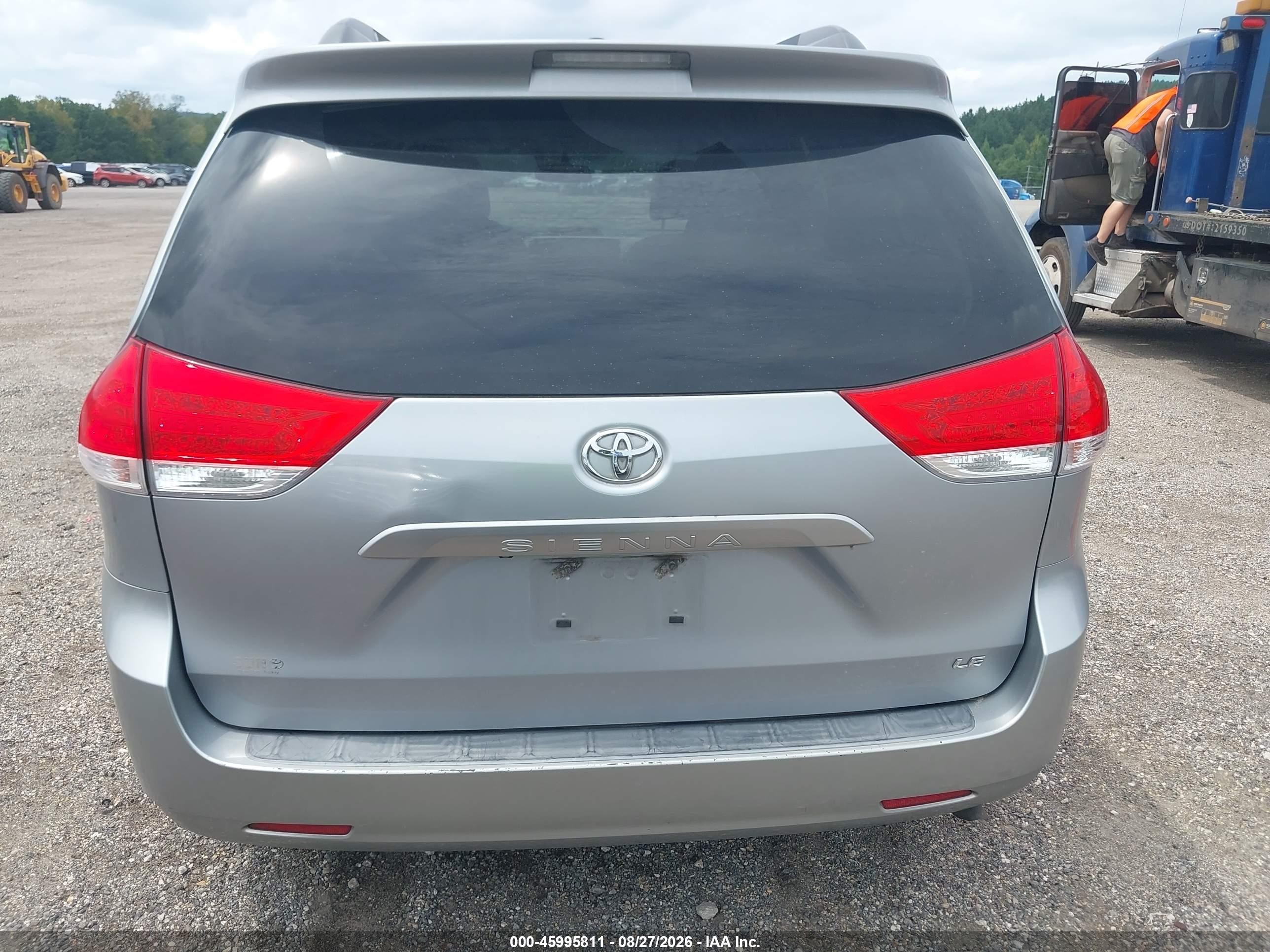 2012 Toyota Sienna Le V6 8 Passenger Silver vin: 5TDKK3DC2CS179751