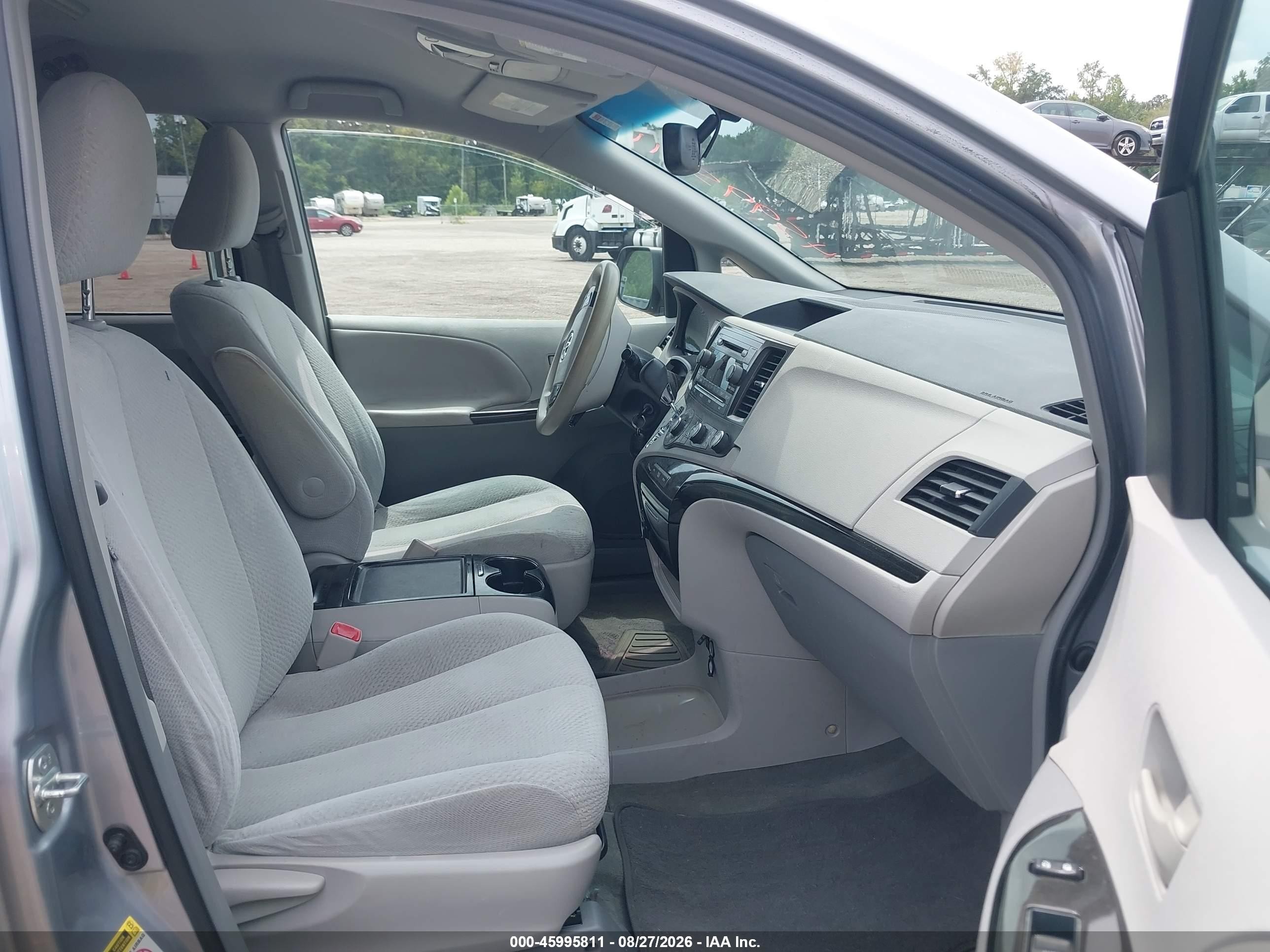 2012 Toyota Sienna Le V6 8 Passenger Silver vin: 5TDKK3DC2CS179751