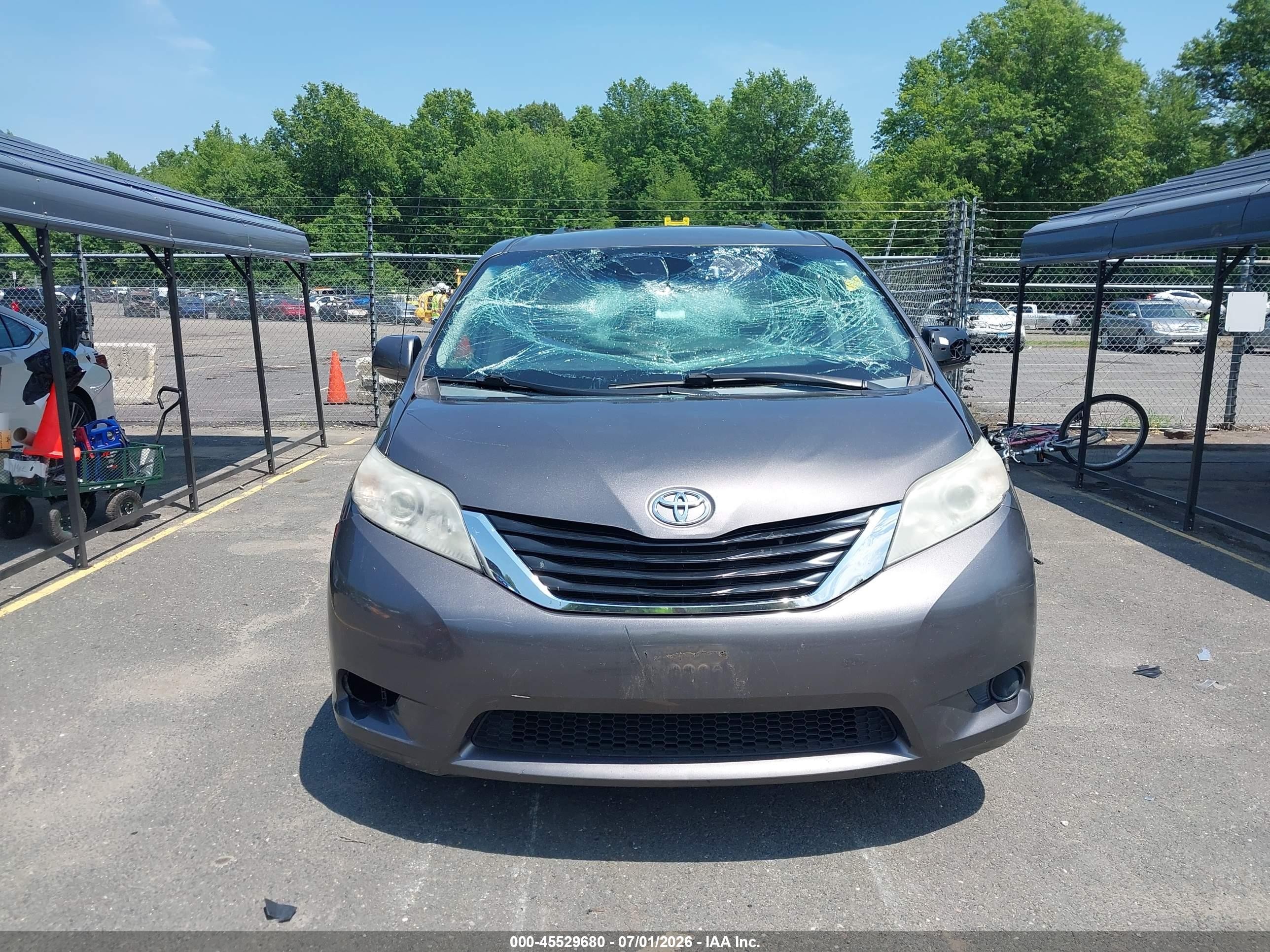 2012 Toyota Sienna Le V6 8 Passenger Серый vin: 5TDKK3DC2CS184416