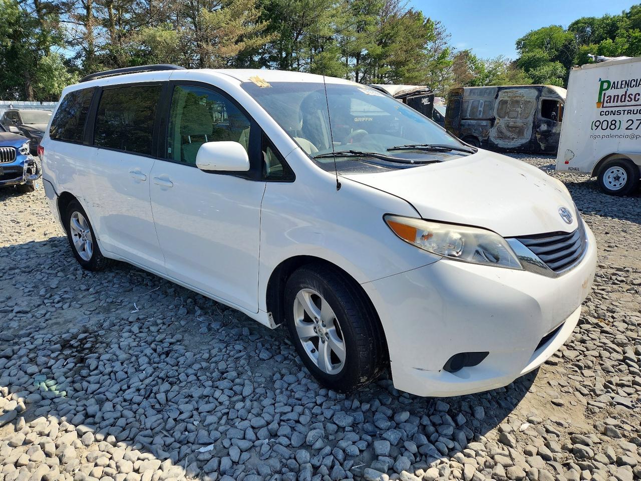 2012 Toyota Sienna Le White vin: 5TDKK3DC2CS185064