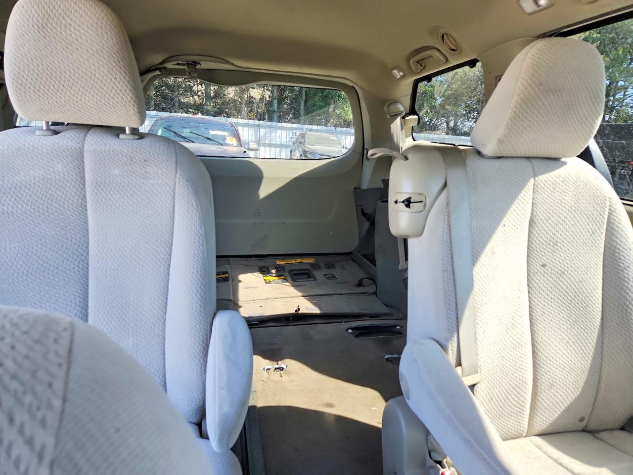 2012 Toyota Sienna Le White vin: 5TDKK3DC2CS185064