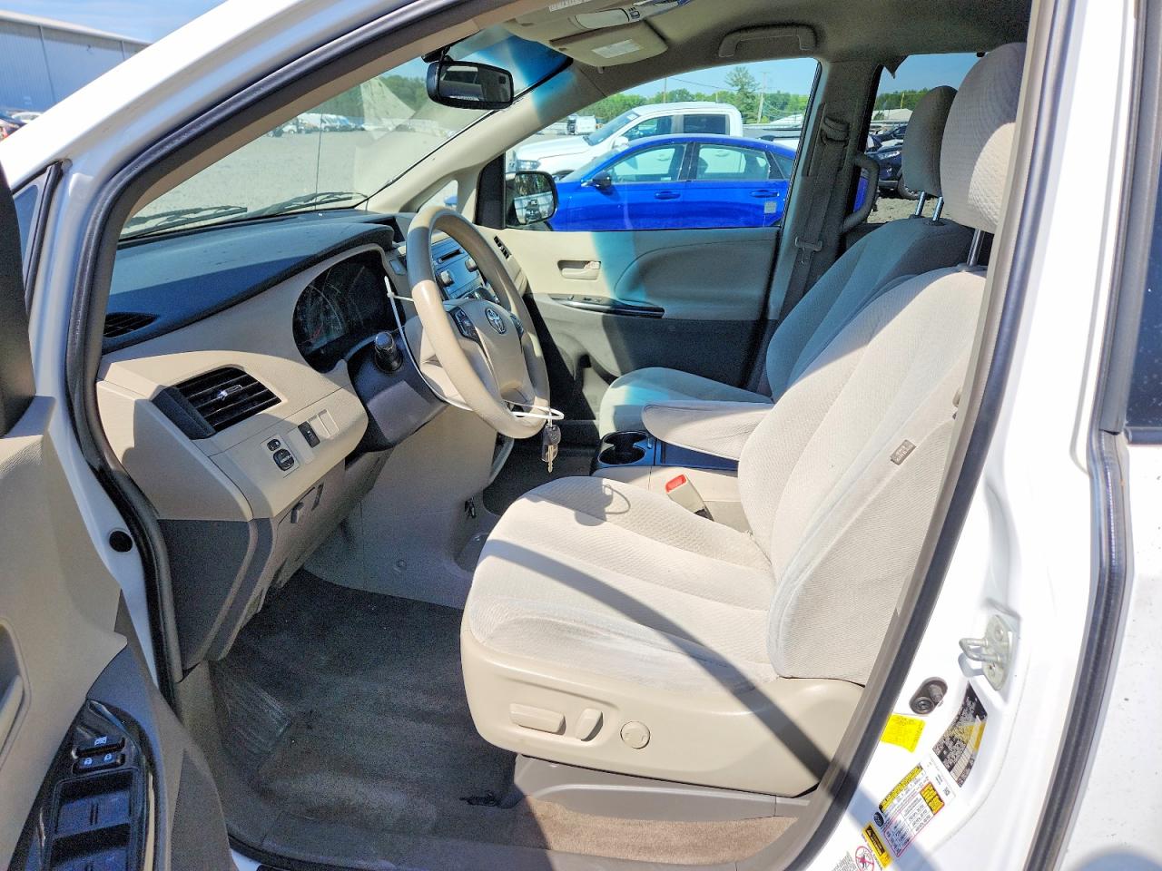 2012 Toyota Sienna Le White vin: 5TDKK3DC2CS185064
