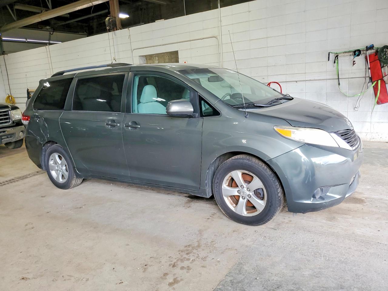 2012 Toyota Sienna Le Серый vin: 5TDKK3DC2CS192953