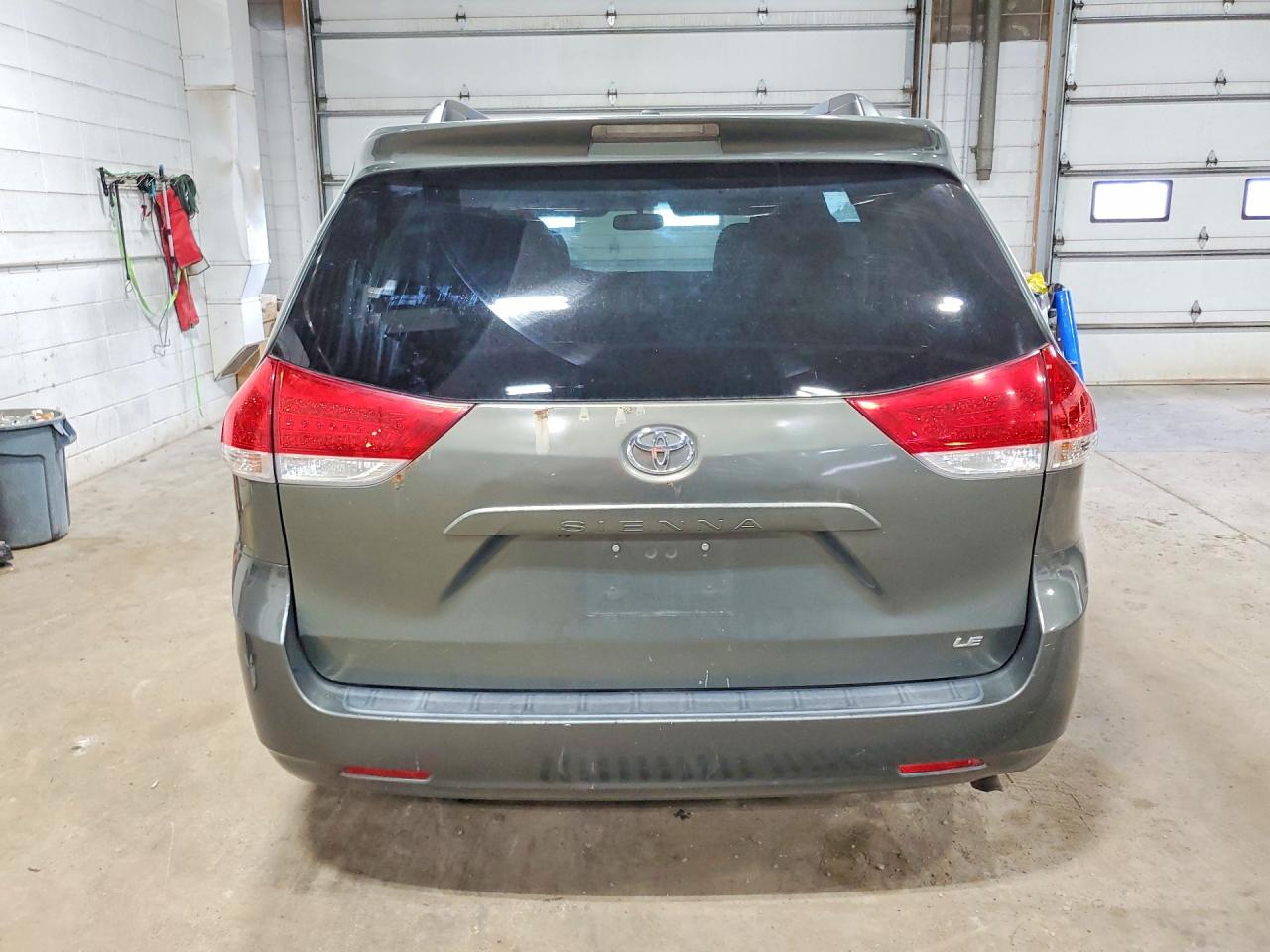 2012 Toyota Sienna Le Серый vin: 5TDKK3DC2CS192953