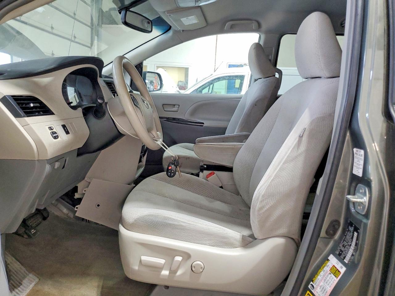 2012 Toyota Sienna Le Серый vin: 5TDKK3DC2CS192953