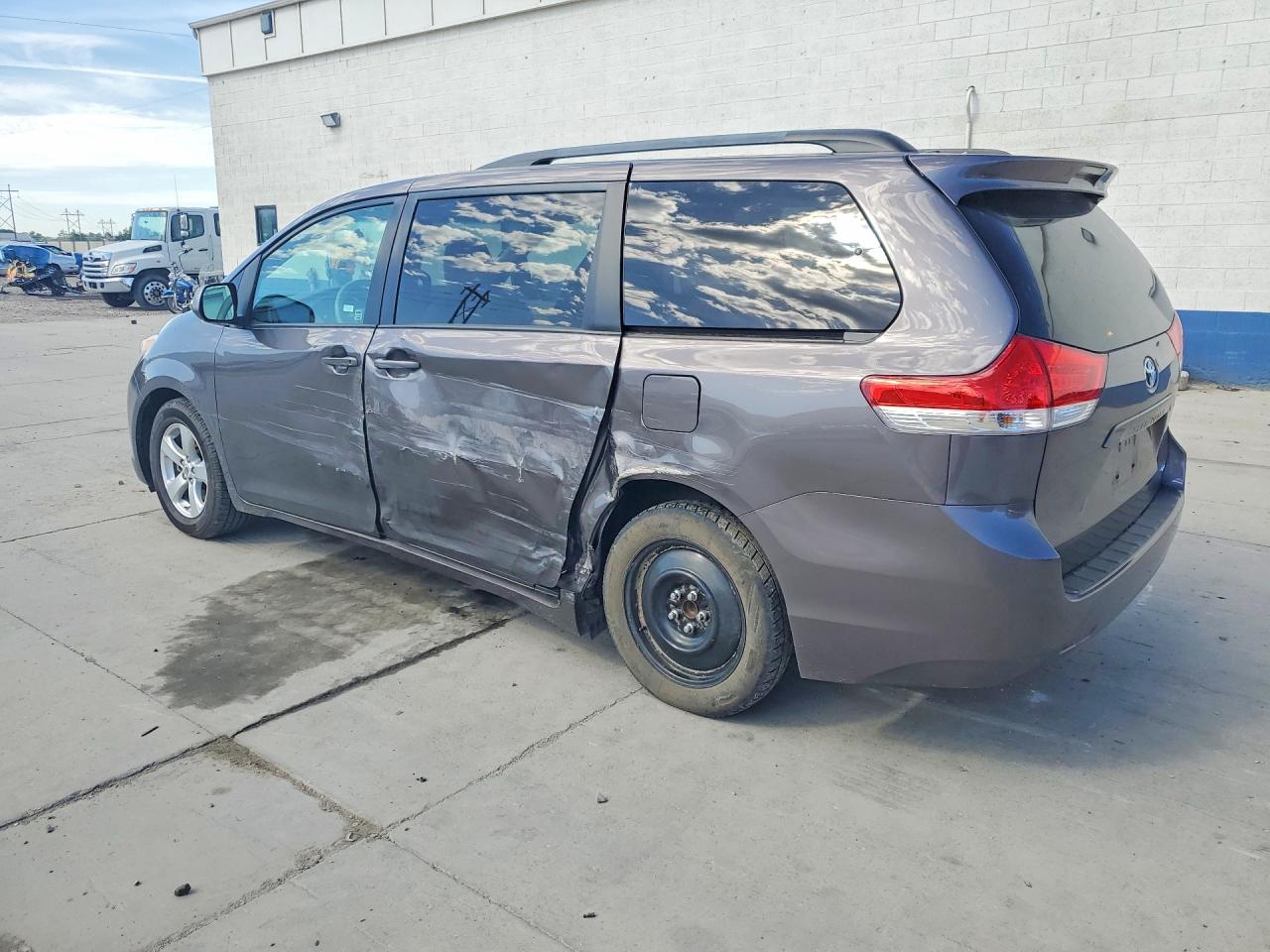 2012 Toyota Sienna Le Gray vin: 5TDKK3DC2CS216572